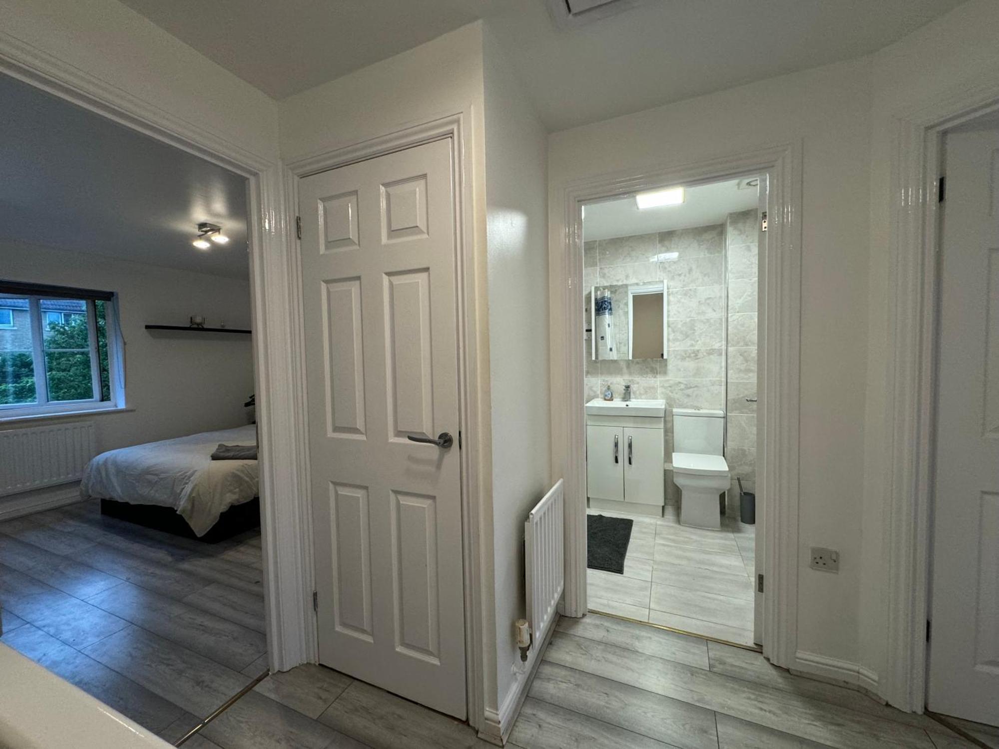 Spacious 3 Bedroom Home, With Private Driveway 5 Minutes From Excel Centre & Custom House