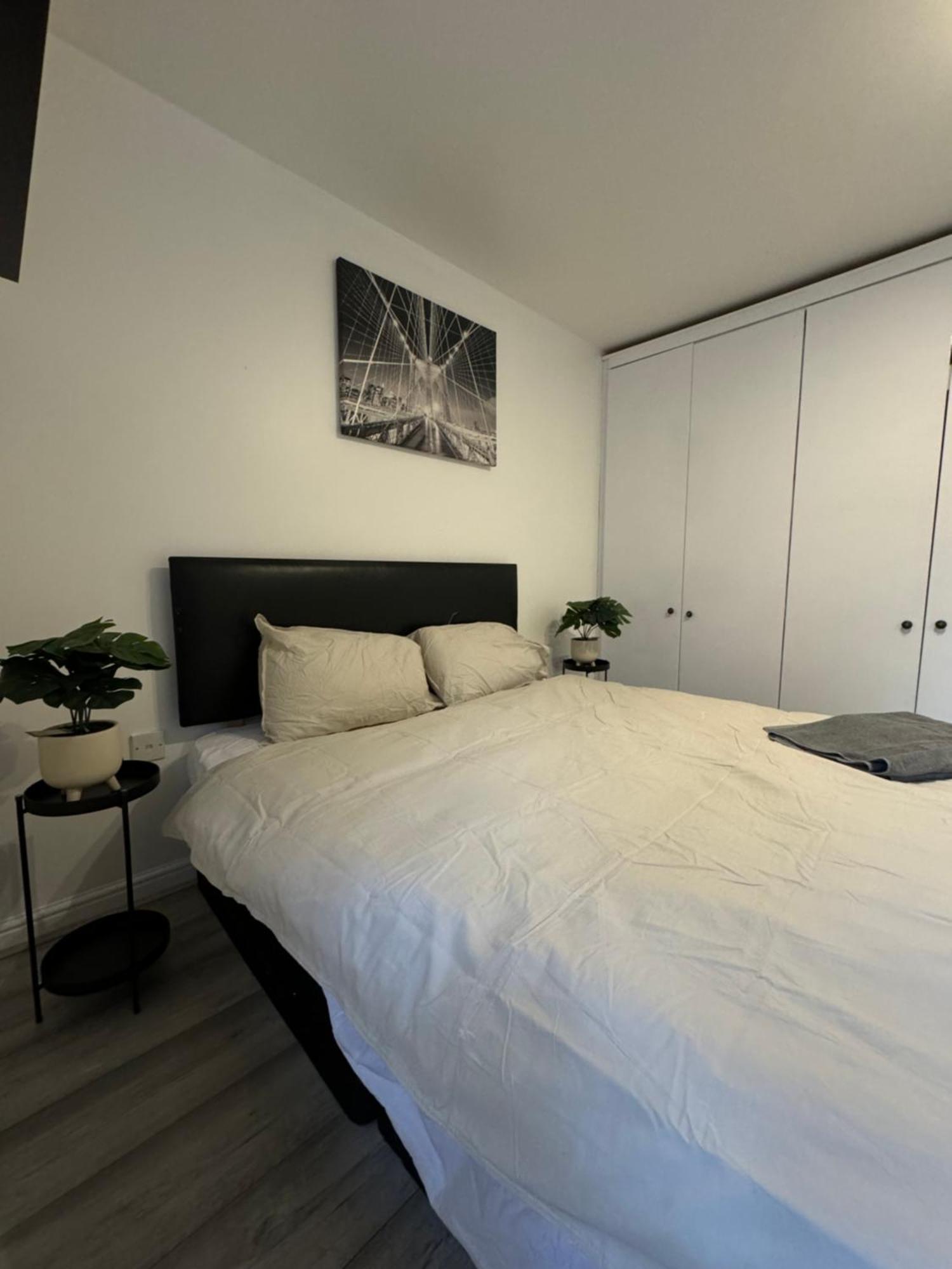 Casa de férias Spacious 3 Bedroom Home, With Private Driveway 5 Minutes From Excel Centre & Custom House