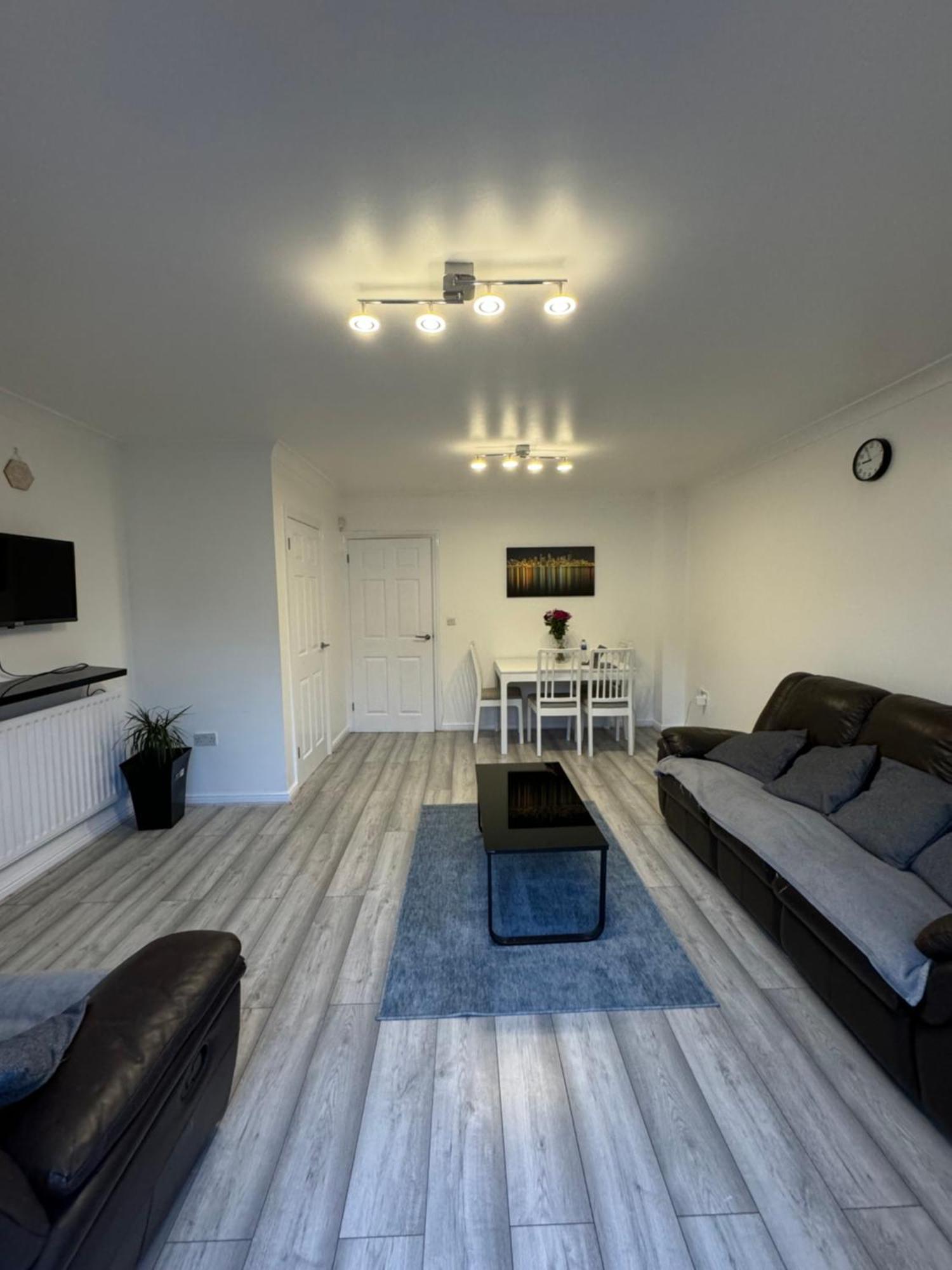 Casa de férias Spacious 3 Bedroom Home, With Private Driveway 5 Minutes From Excel Centre & Custom House