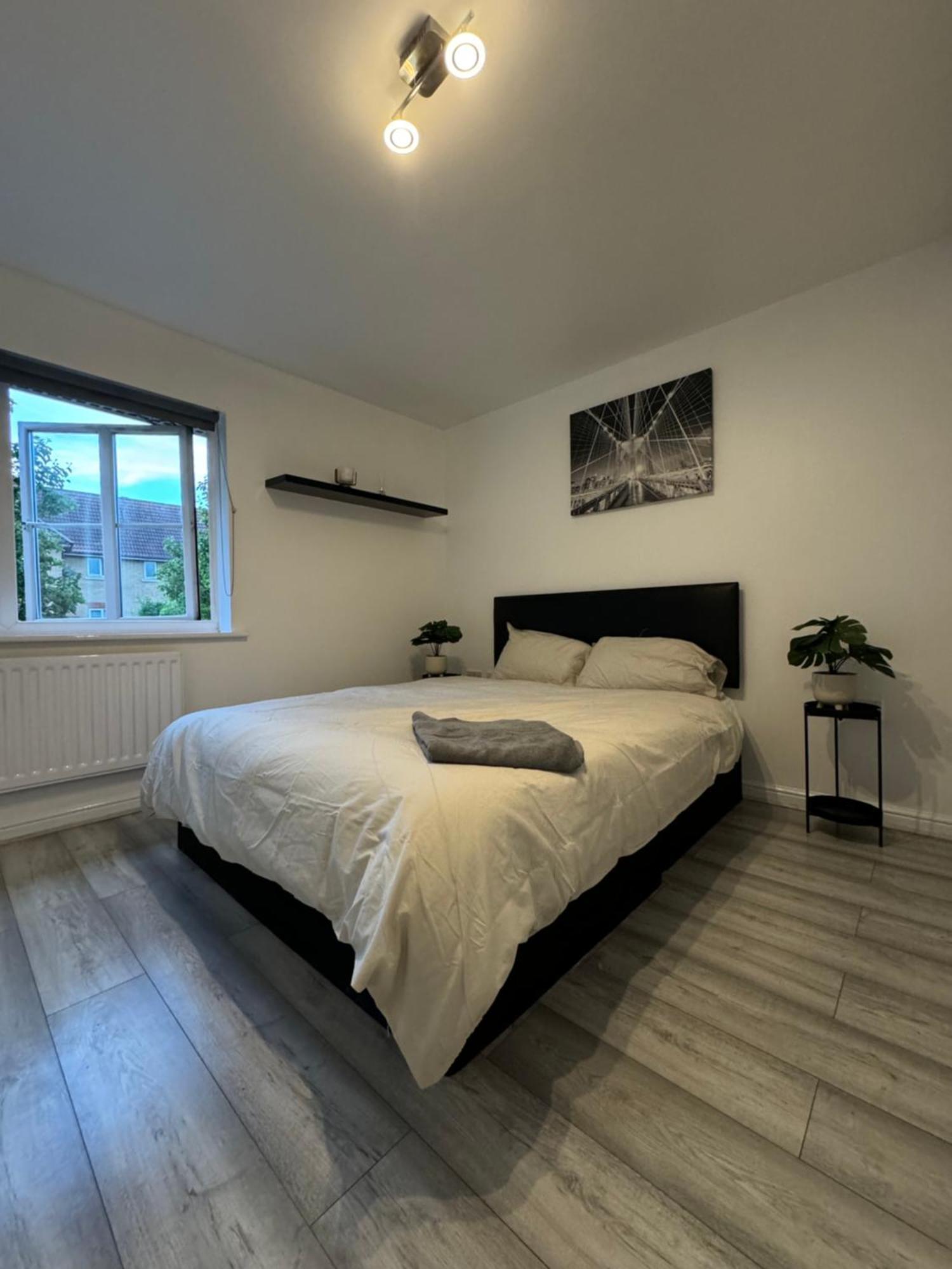 Spacious 3 Bedroom Home, With Private Driveway 5 Minutes From Excel Centre & Custom House * Londres