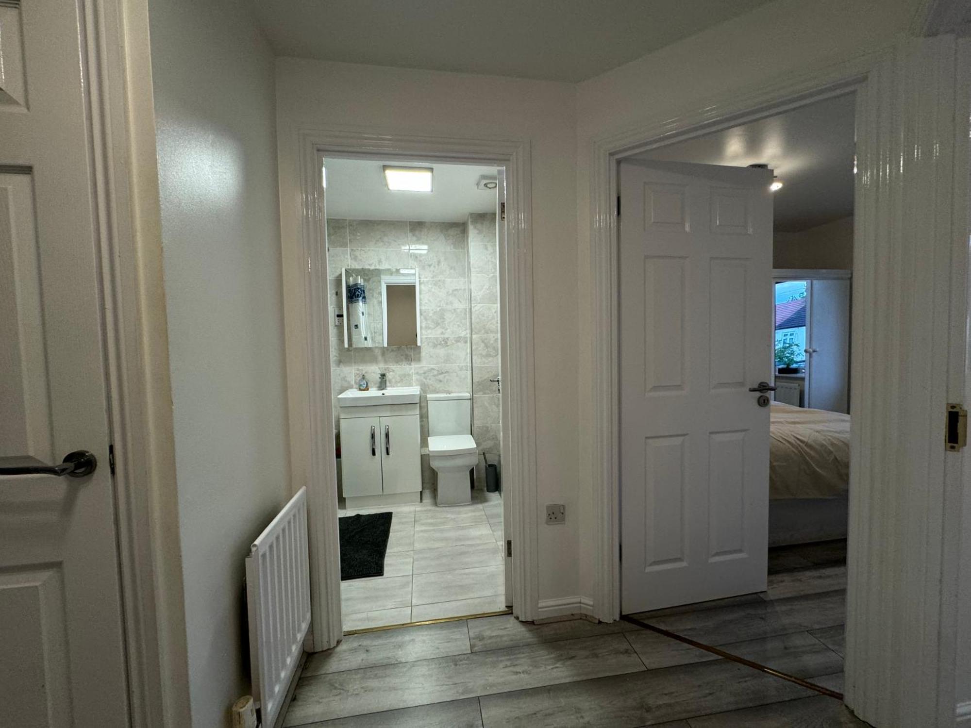 Spacious 3 Bedroom Home, With Private Driveway 5 Minutes From Excel Centre & Custom House