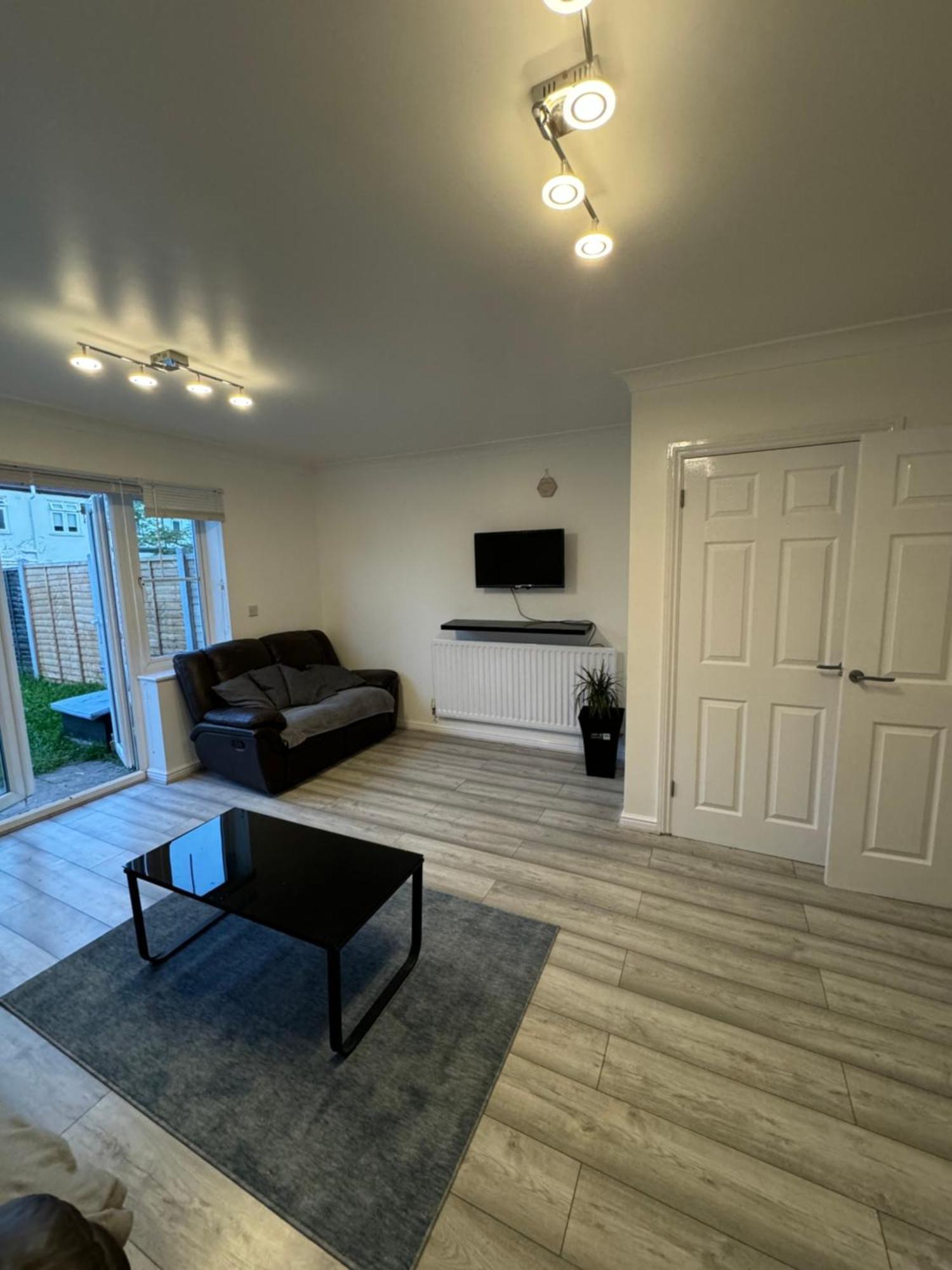 Spacious 3 Bedroom Home, With Private Driveway 5 Minutes From Excel Centre & Custom House * Londres