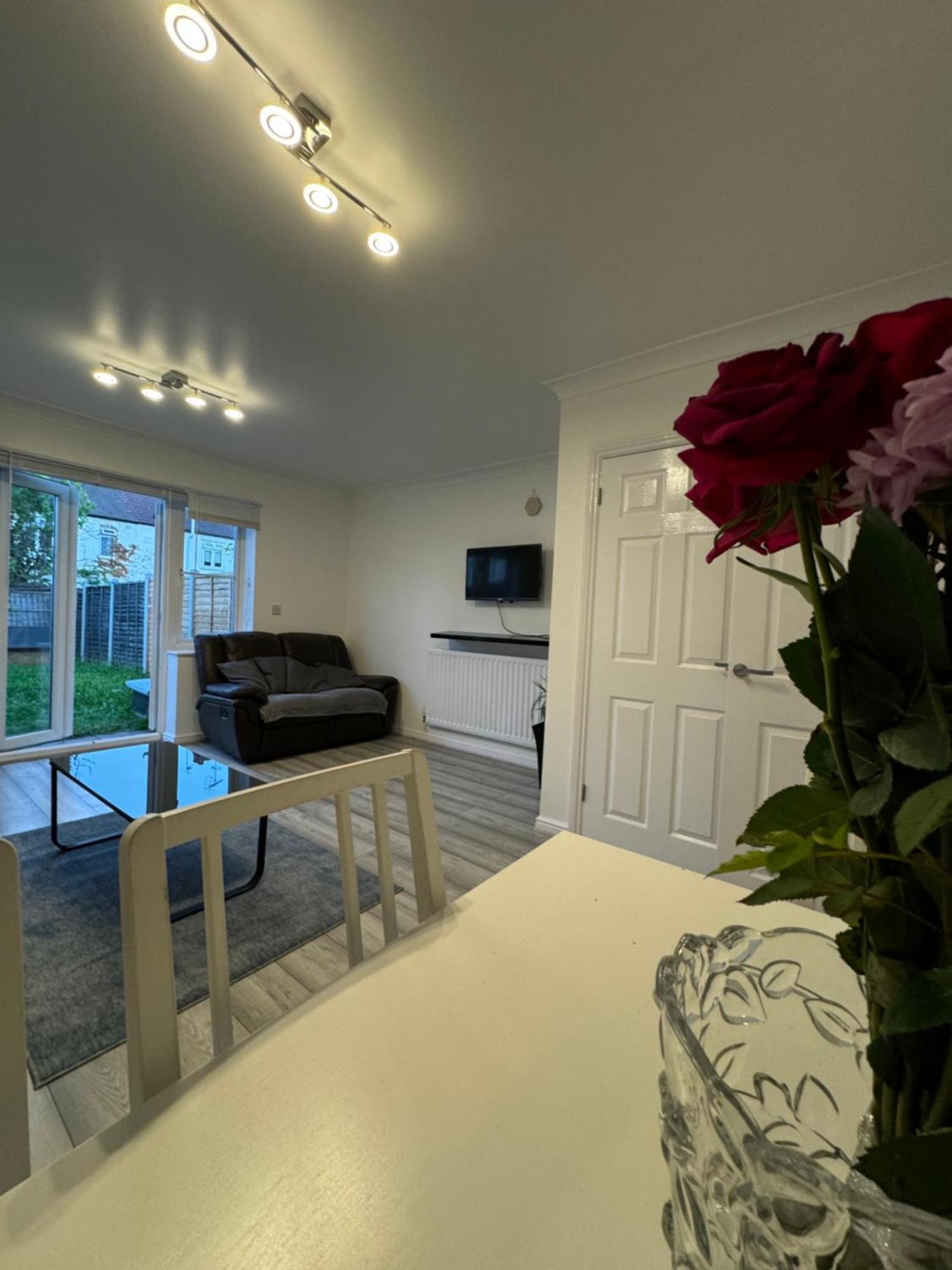 Casa de férias Spacious 3 Bedroom Home, With Private Driveway 5 Minutes From Excel Centre & Custom House *