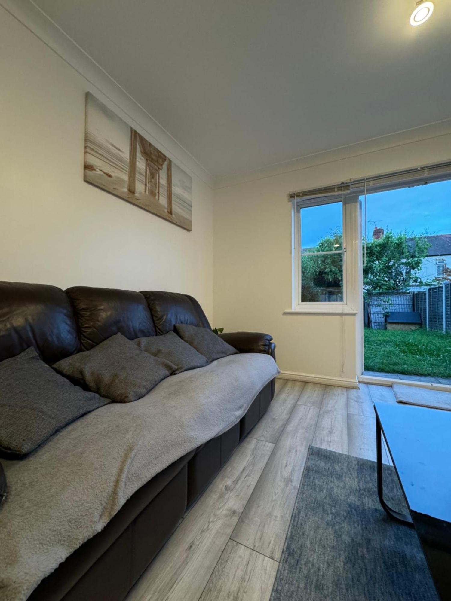 Spacious 3 Bedroom Home, With Private Driveway 5 Minutes From Excel Centre & Custom House Casa de férias *
