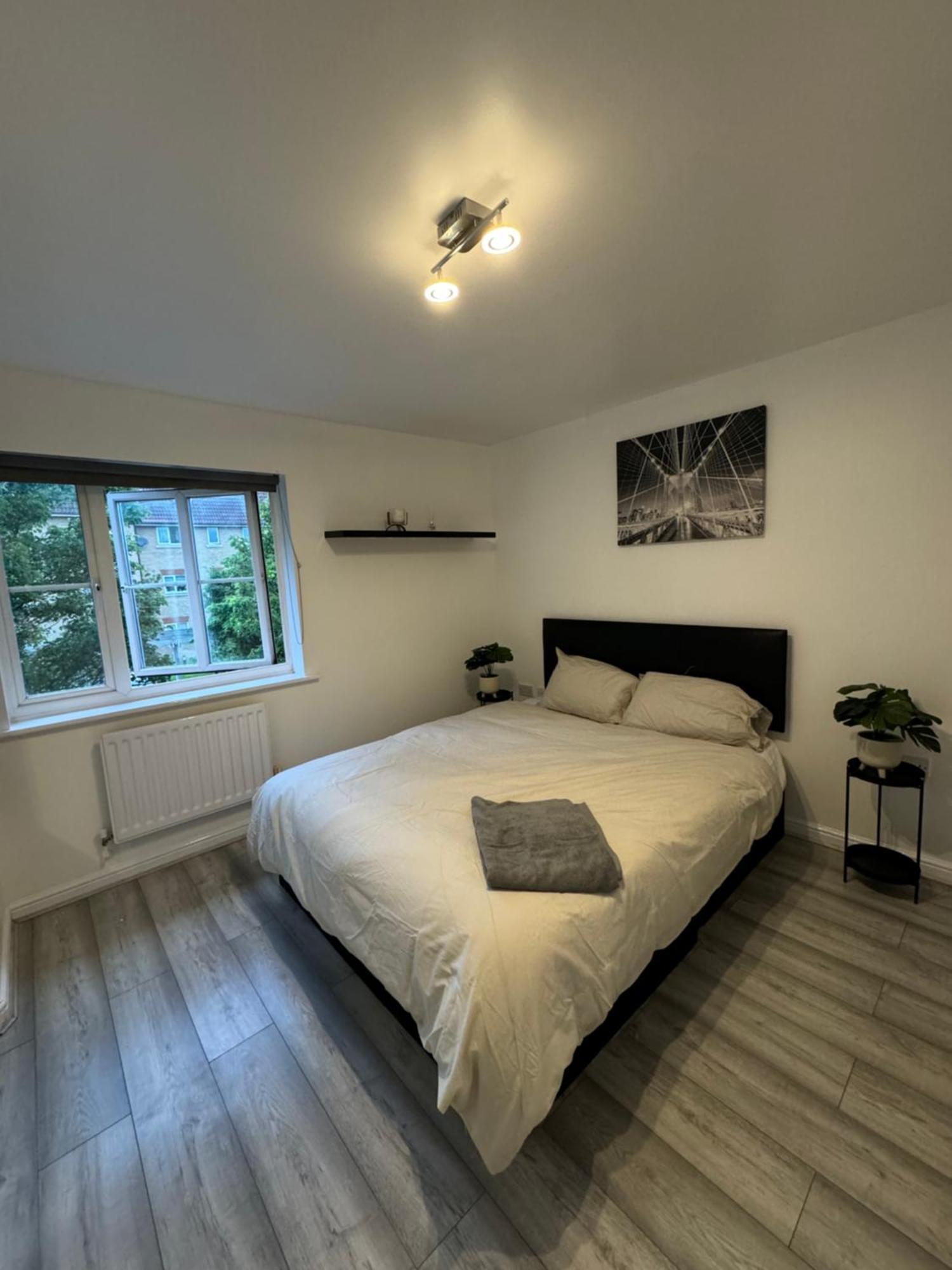 Spacious 3 Bedroom Home, With Private Driveway 5 Minutes From Excel Centre & Custom House Londres