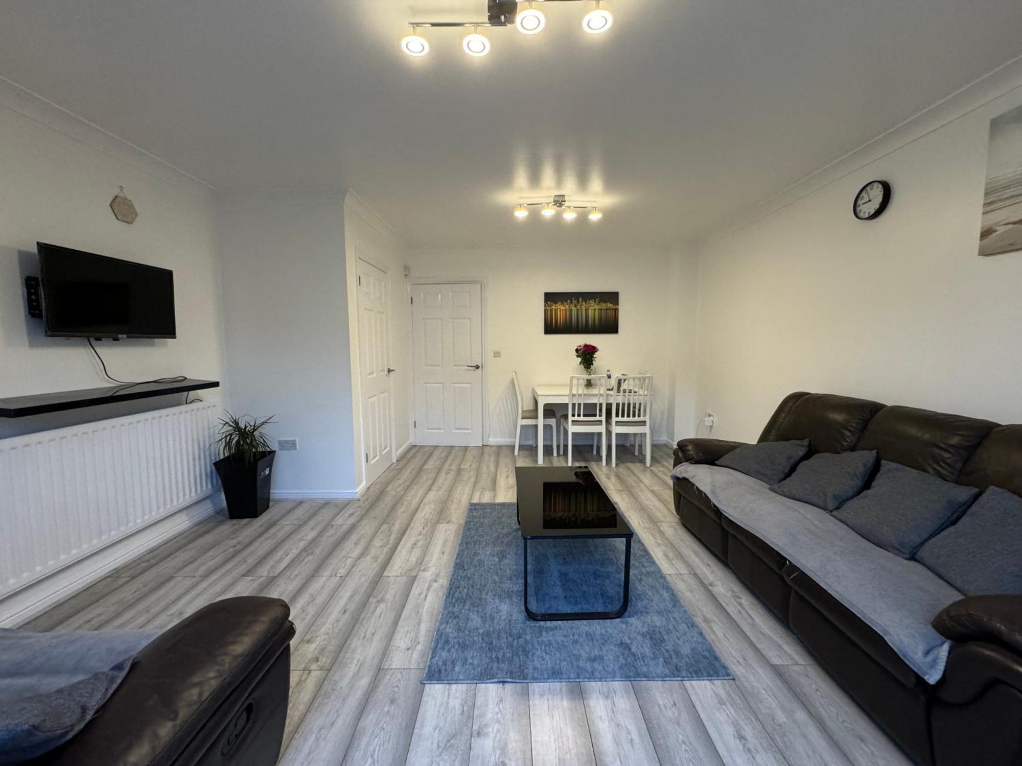 Spacious 3 Bedroom Home, With Private Driveway 5 Minutes From Excel Centre & Custom House *