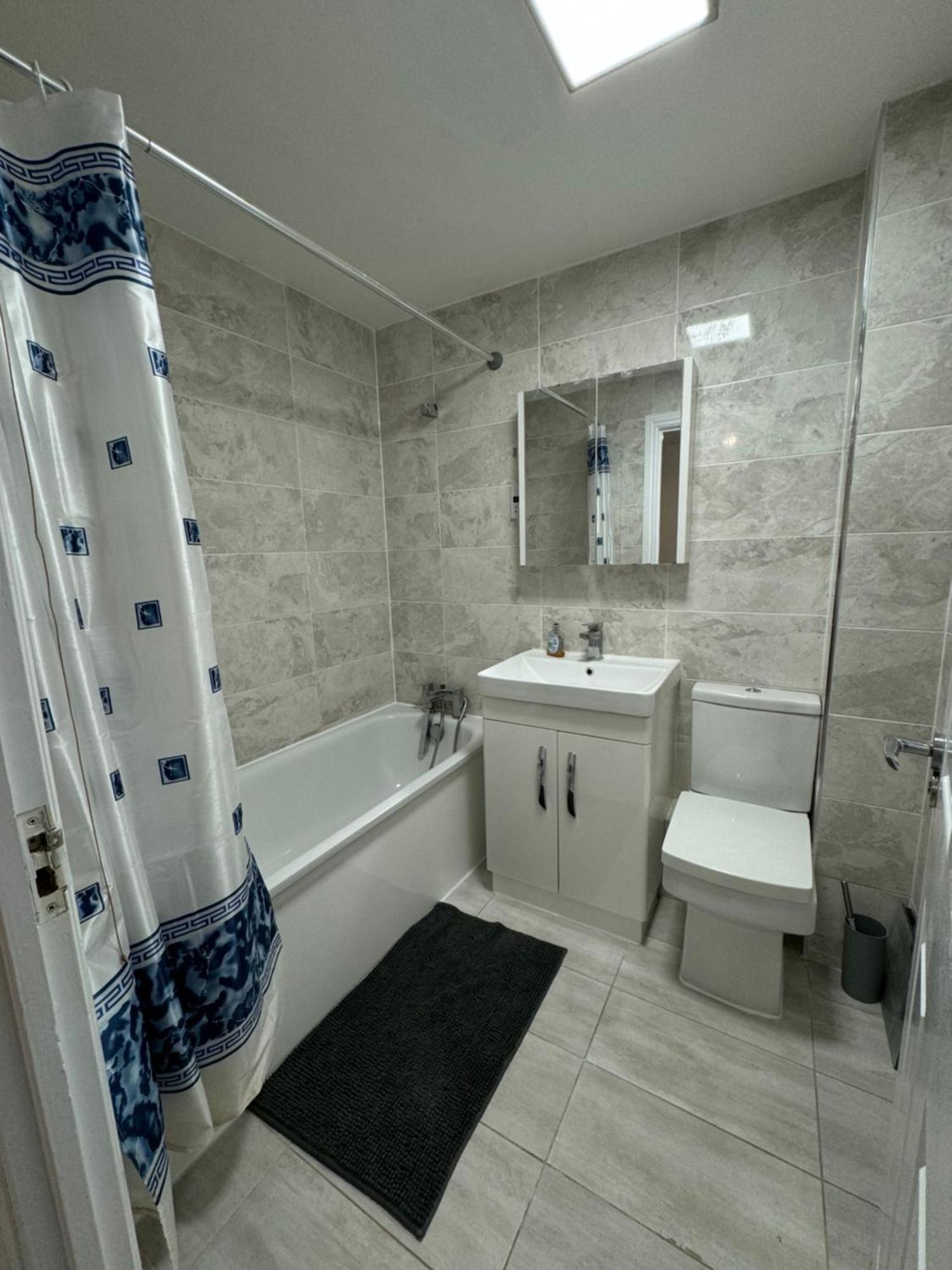 Spacious 3 Bedroom Home, With Private Driveway 5 Minutes From Excel Centre & Custom House Casa de férias