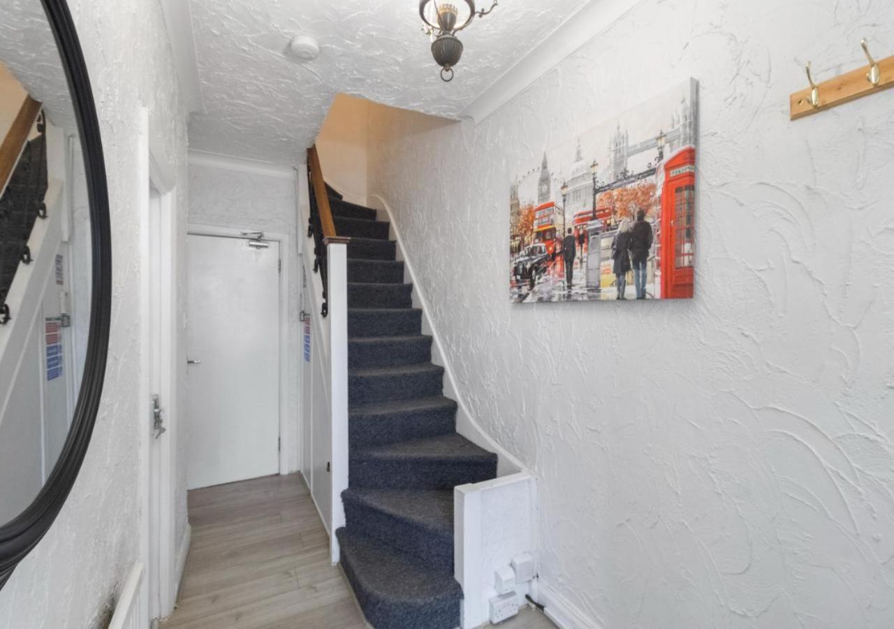 Downshill Way Lovely 4 Bedroom In *