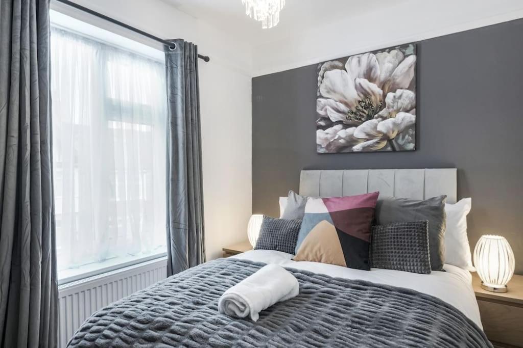 4 Bed Flat Sleeps Up To 9 Close To Brixton *