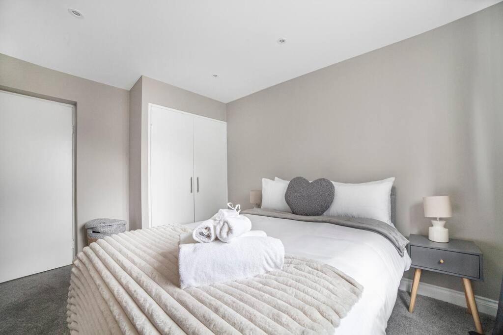 Elegant Retreat 1-bed Near *