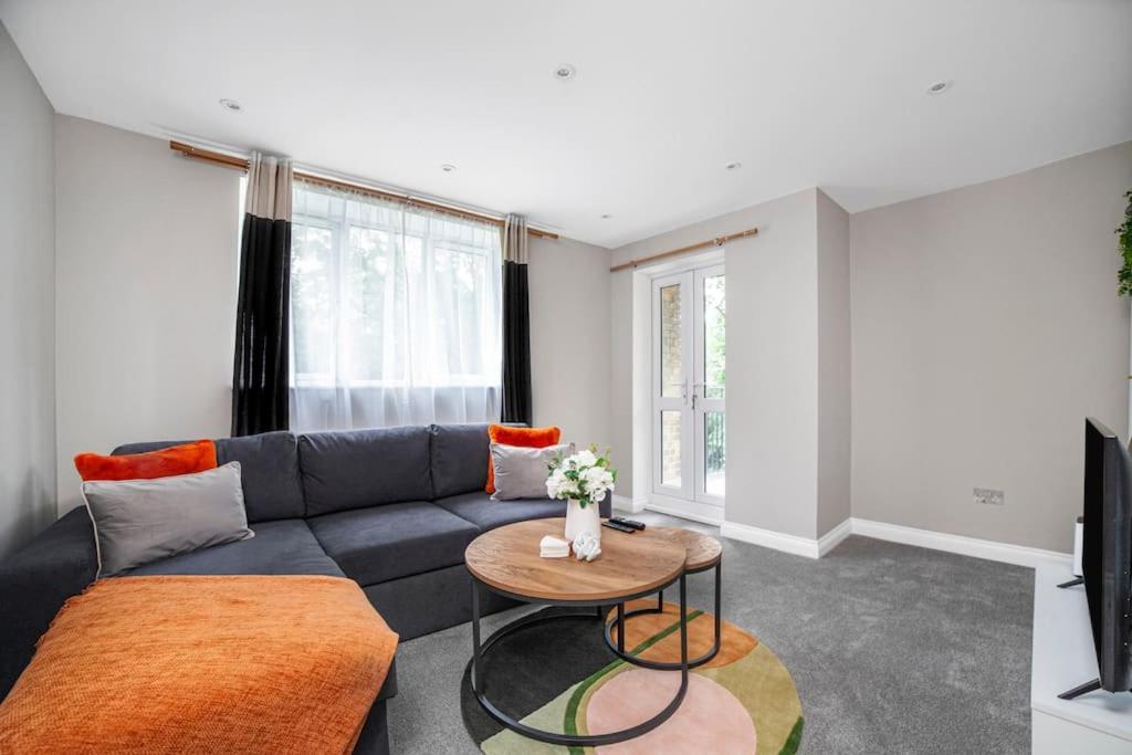 Elegant Retreat 1-bed Near Apartamento *