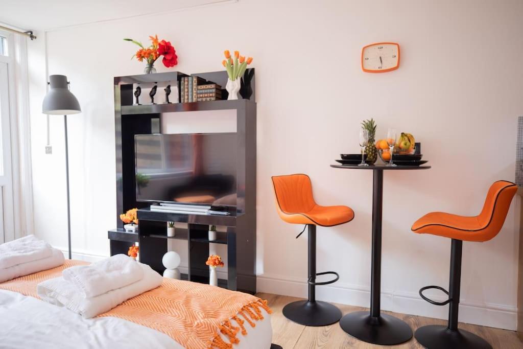 Cozy In Apartment *