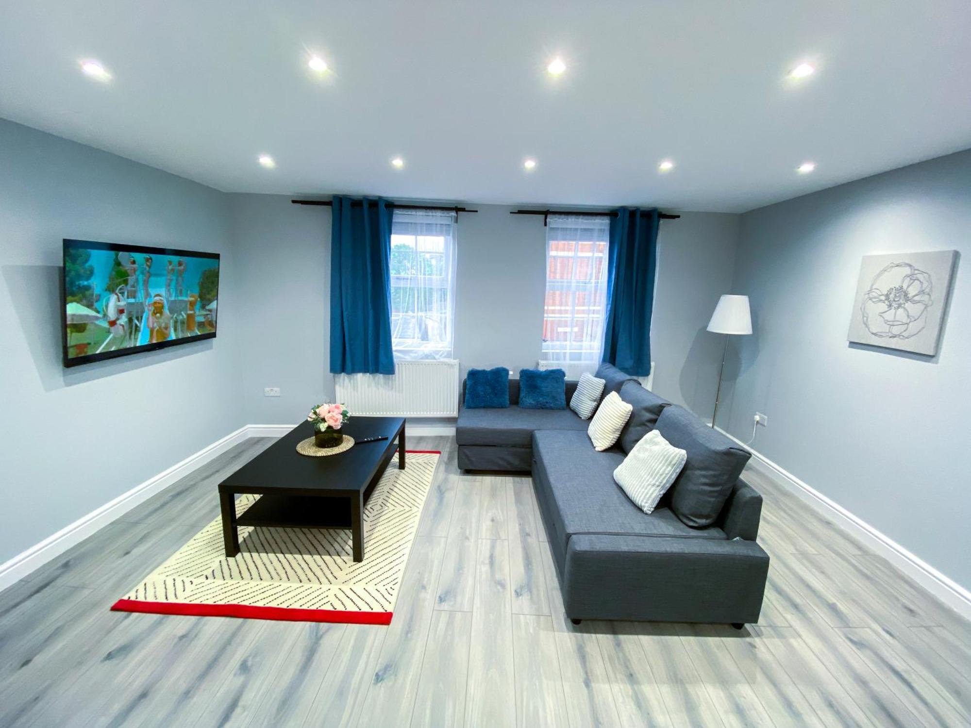 Spacious 2-bedroom Flat In - F3 *