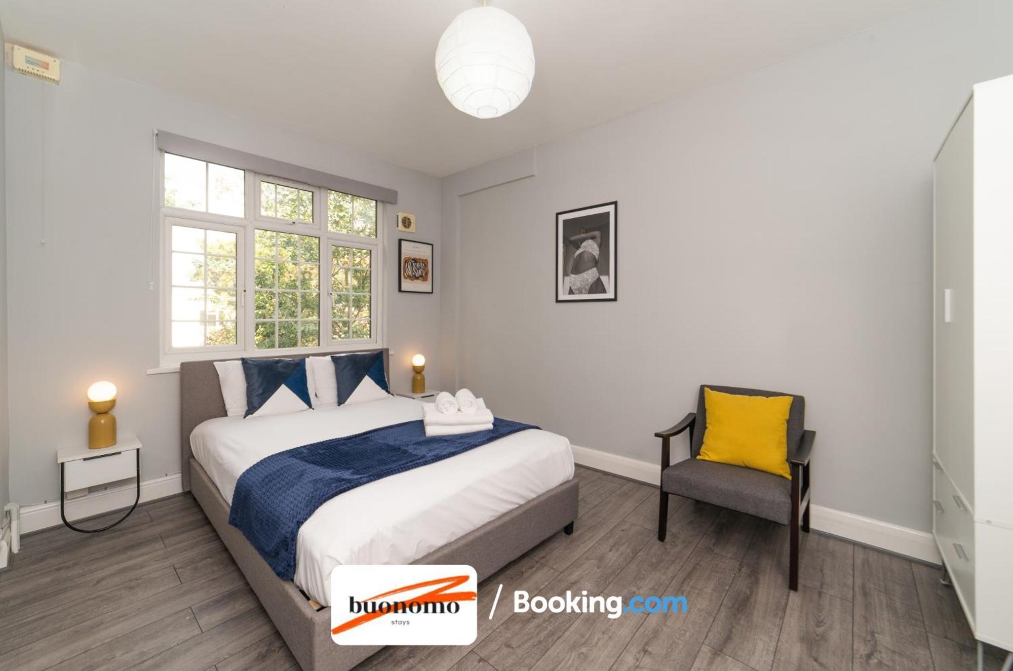 Two Bedroom By Buonomo Short Lets & Serviced With Balcony * Londres