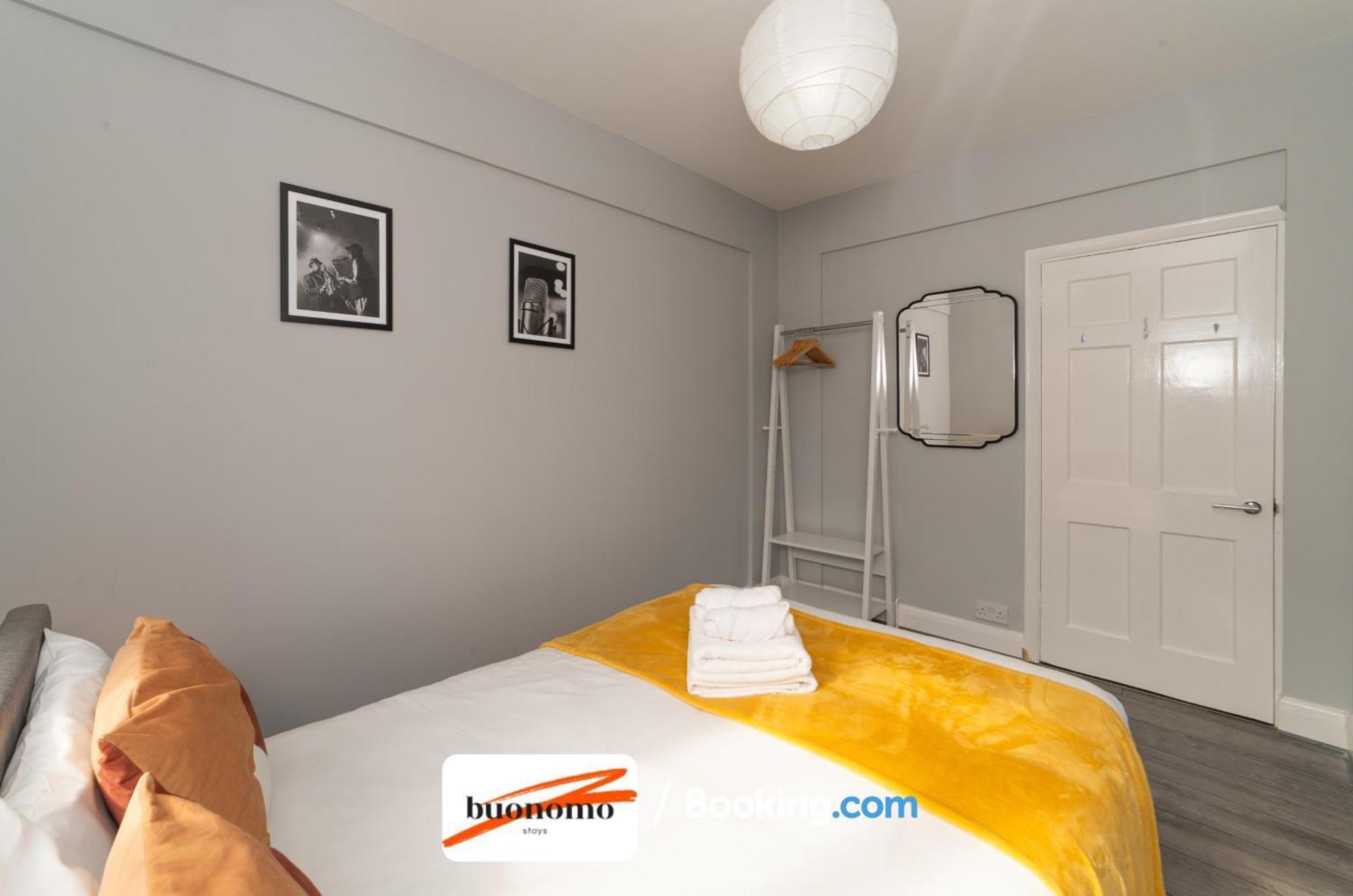 Two Bedroom By Buonomo Short Lets & Serviced With Balcony Londres