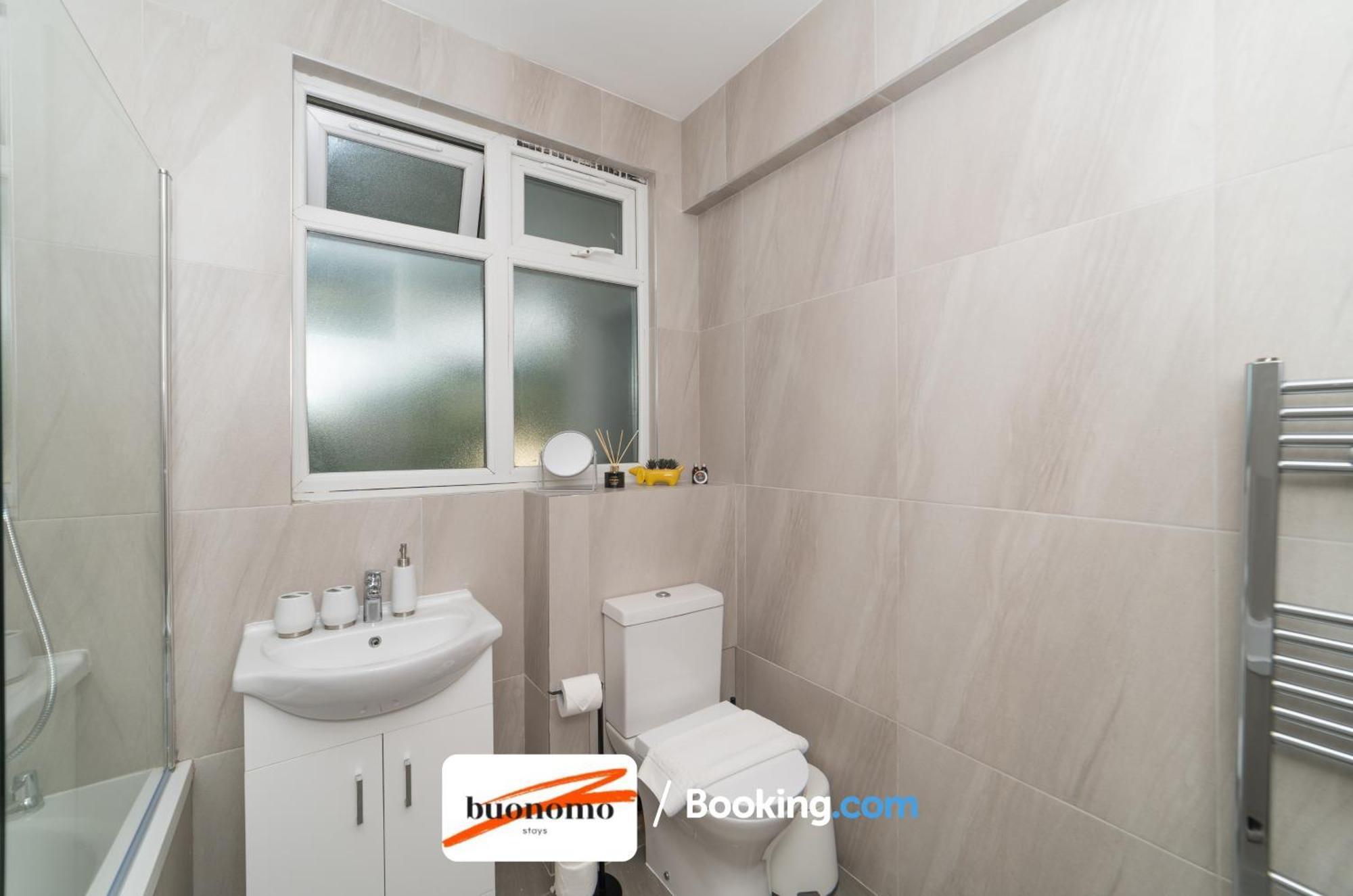 Two Bedroom By Buonomo Short Lets & Serviced With Balcony Londres