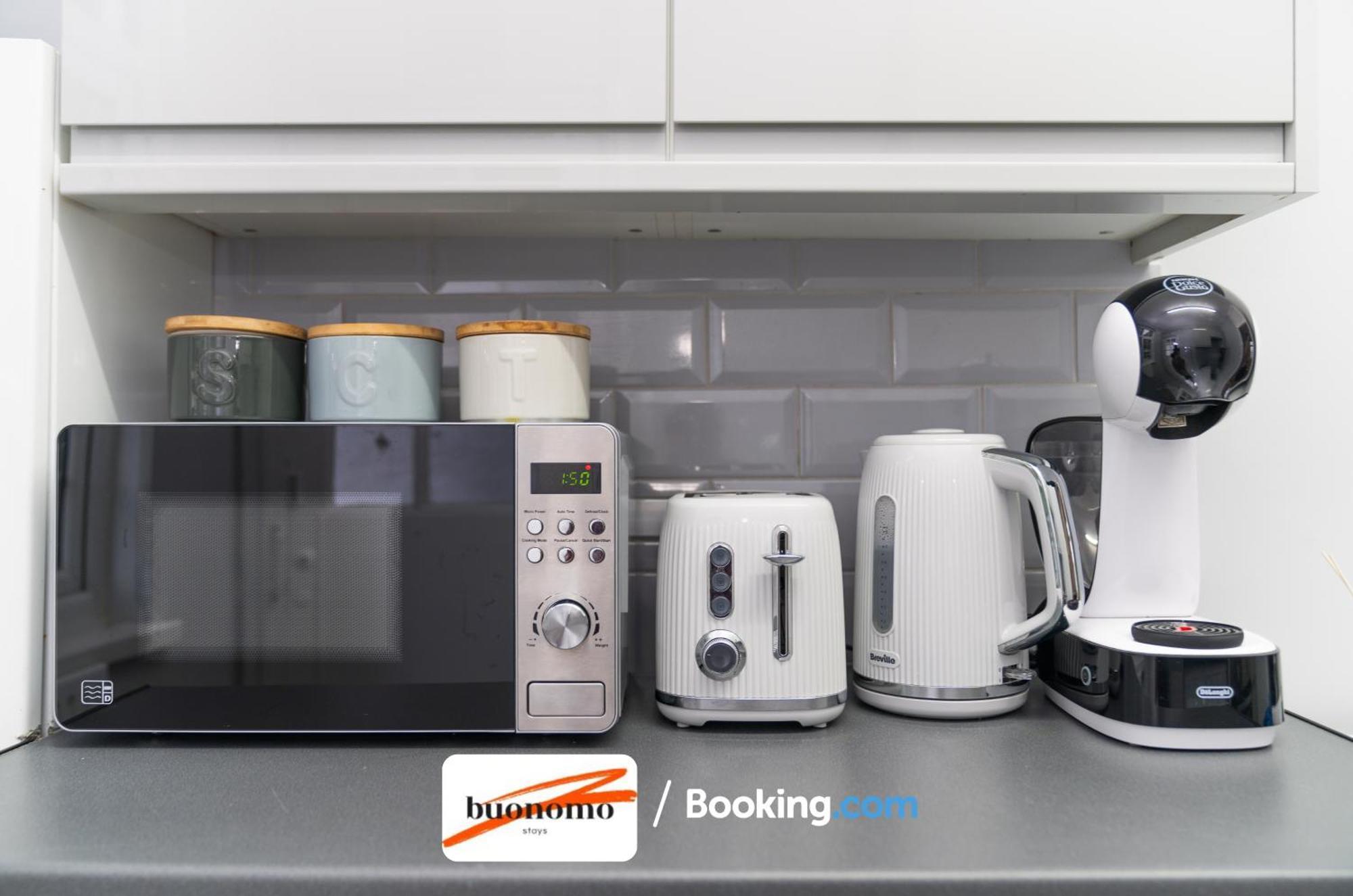 Apartment Two Bedroom By Buonomo Short Lets & Serviced With Balcony