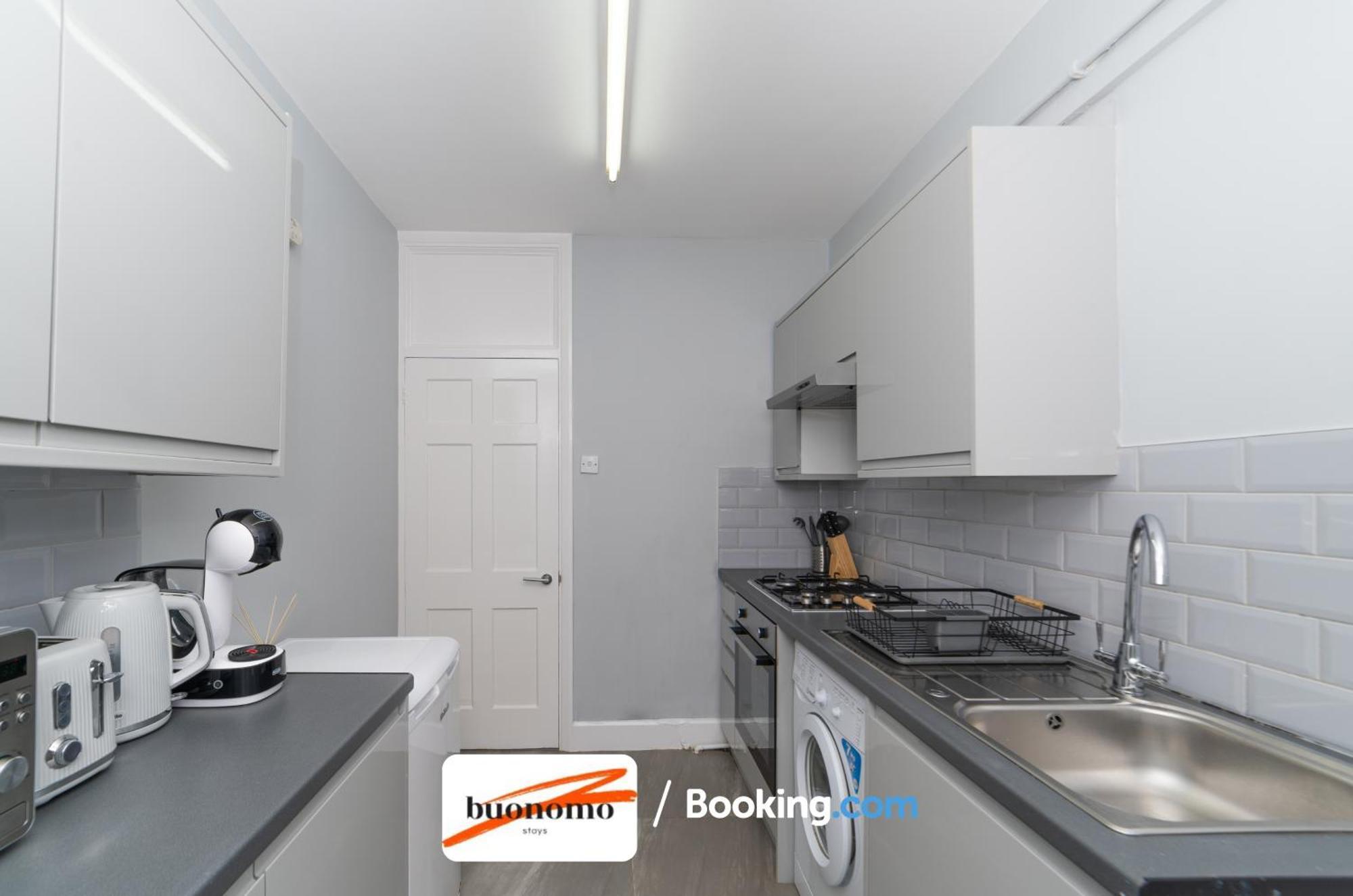 Two Bedroom By Buonomo Short Lets & Serviced With Balcony Londres