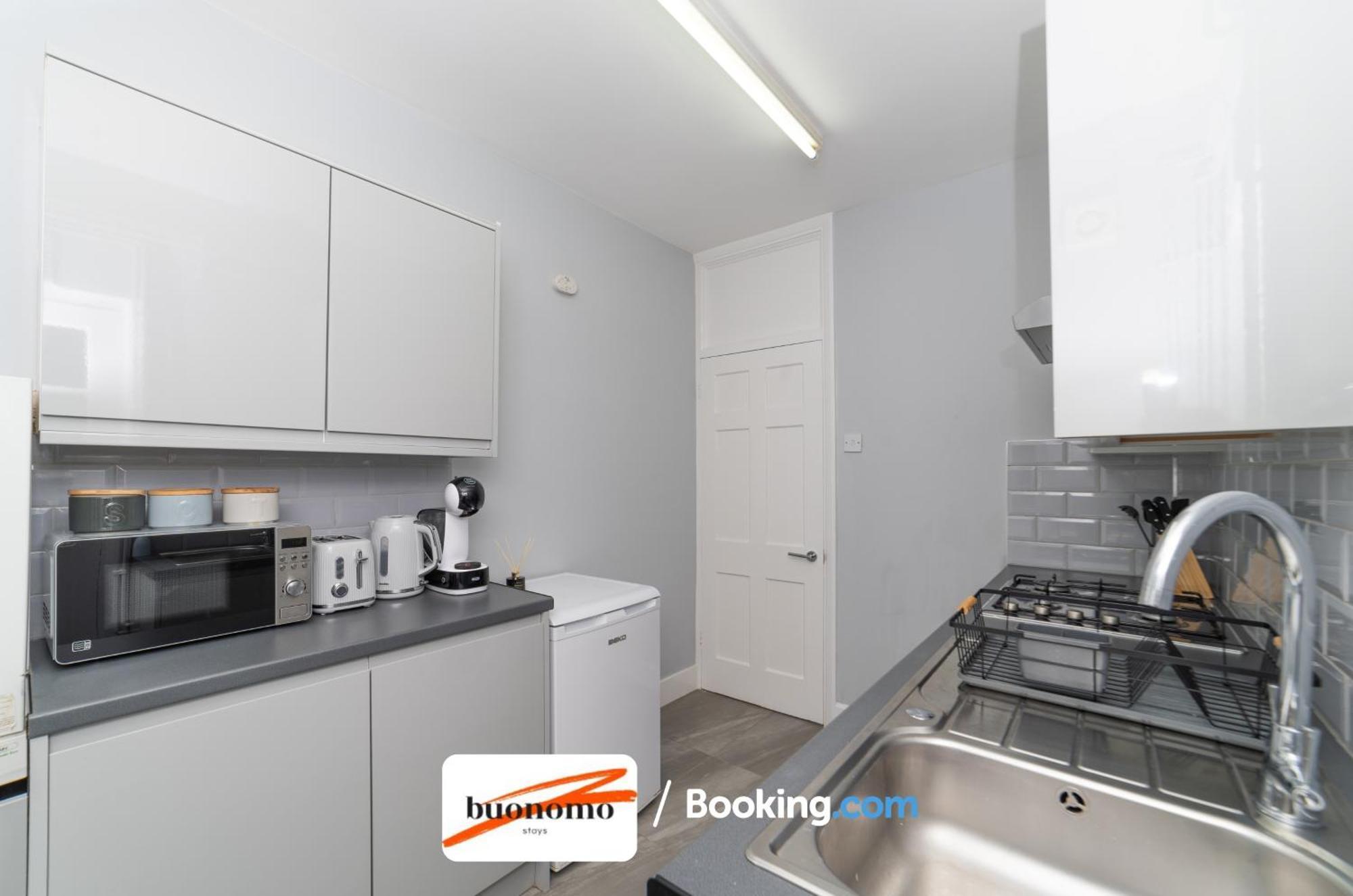 Apartamento Two Bedroom By Buonomo Short Lets & Serviced With Balcony *