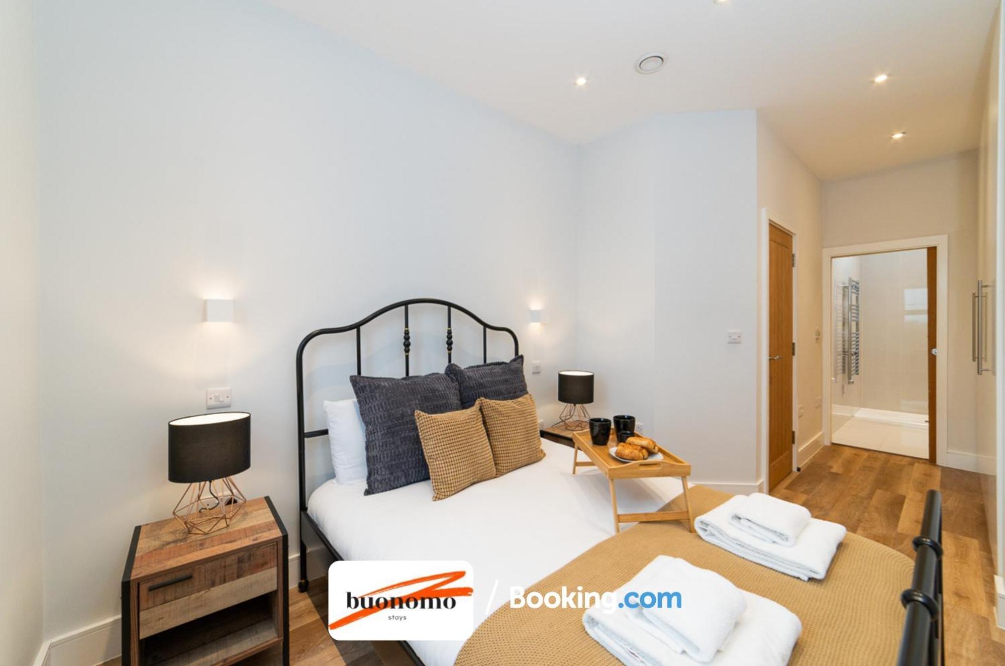 Two Bedroom At Buonomo Short Lets & Serviced Close To Wimbledon Tennis Courts Apartment