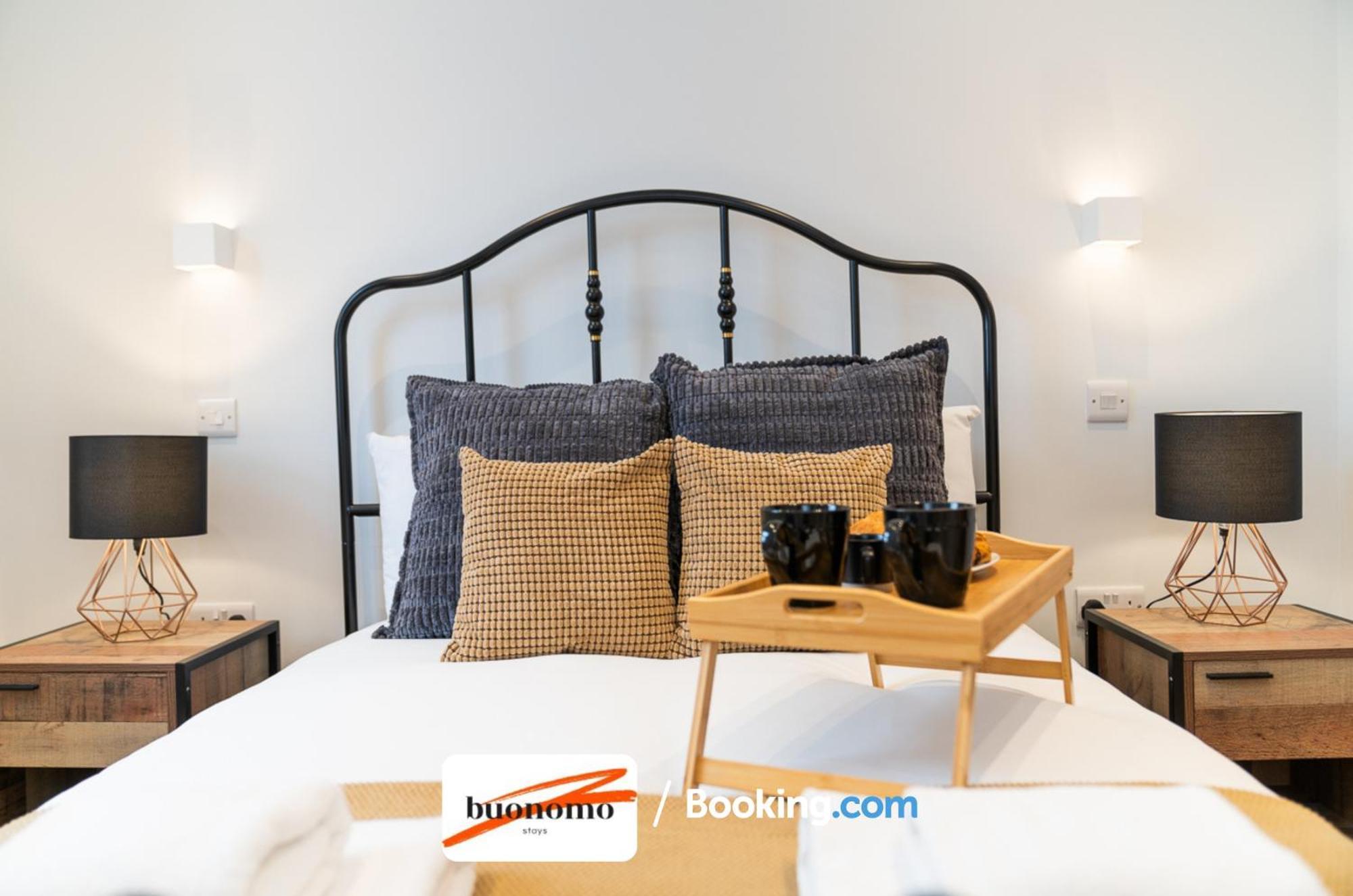 Two Bedroom At Buonomo Short Lets & Serviced Close To Wimbledon Tennis Courts Apartment