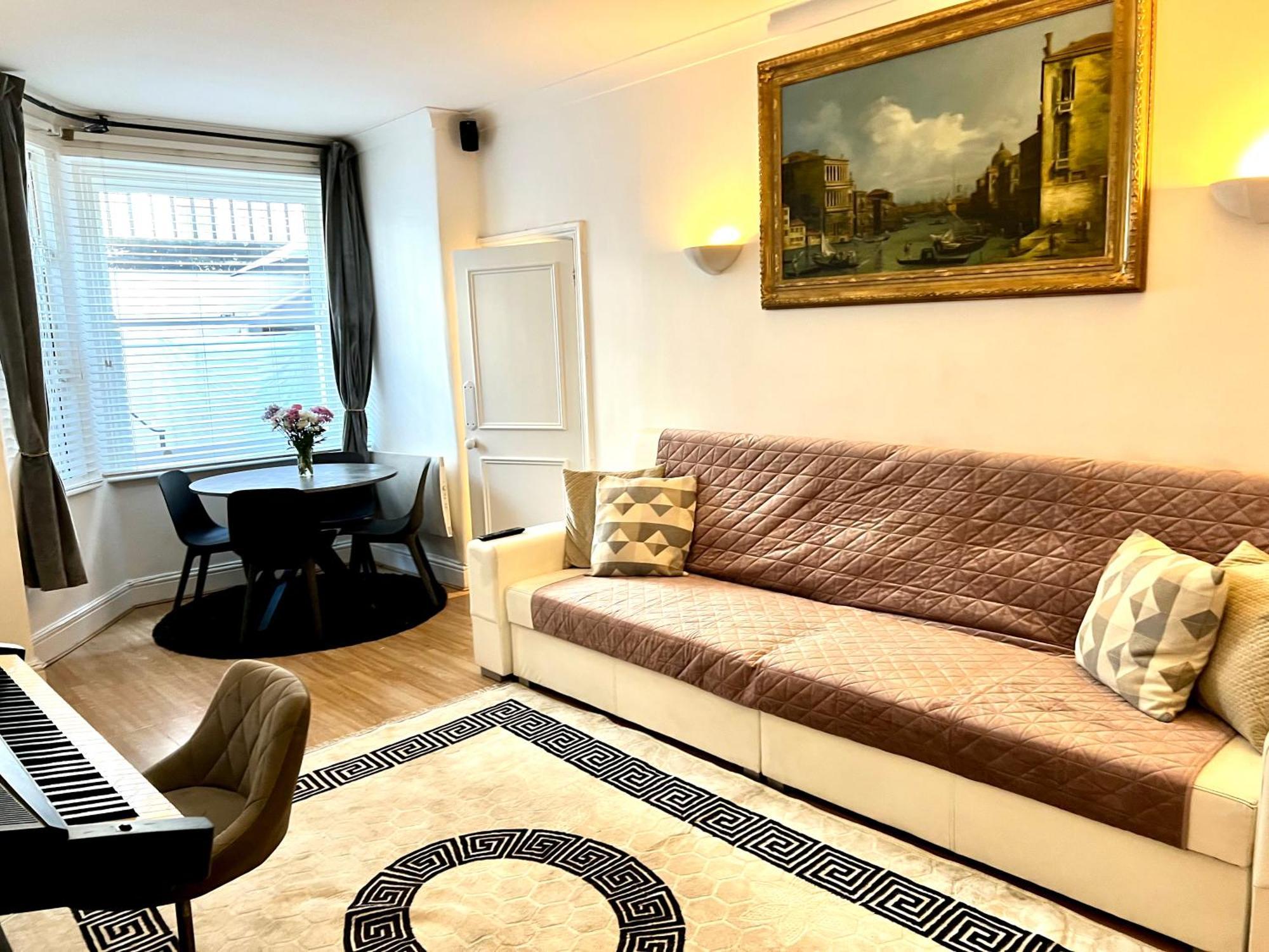 Knightsbridge One Bedroom Flat *