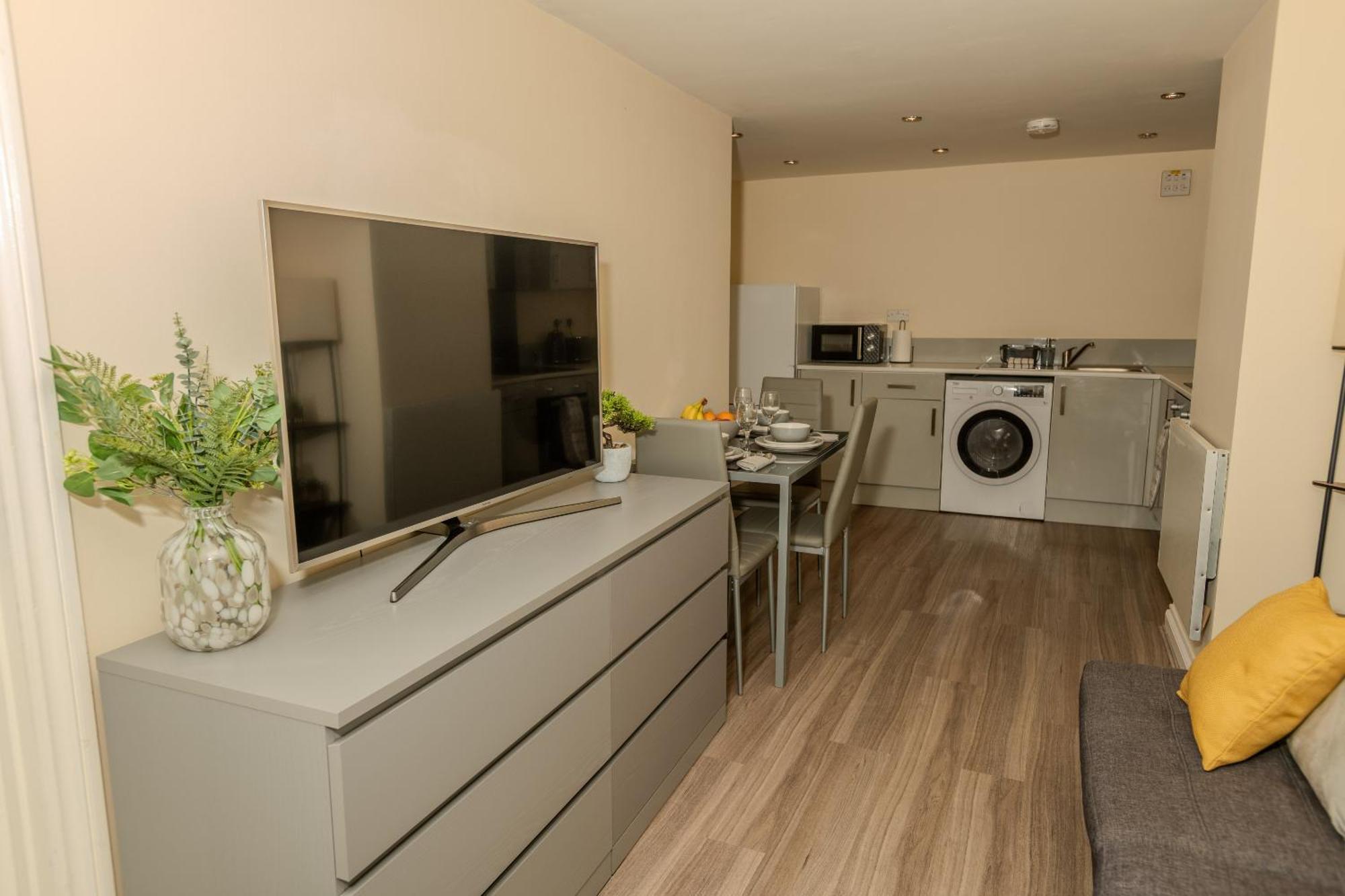 Cosy 1 Bedroom Basement With Private Patio Area