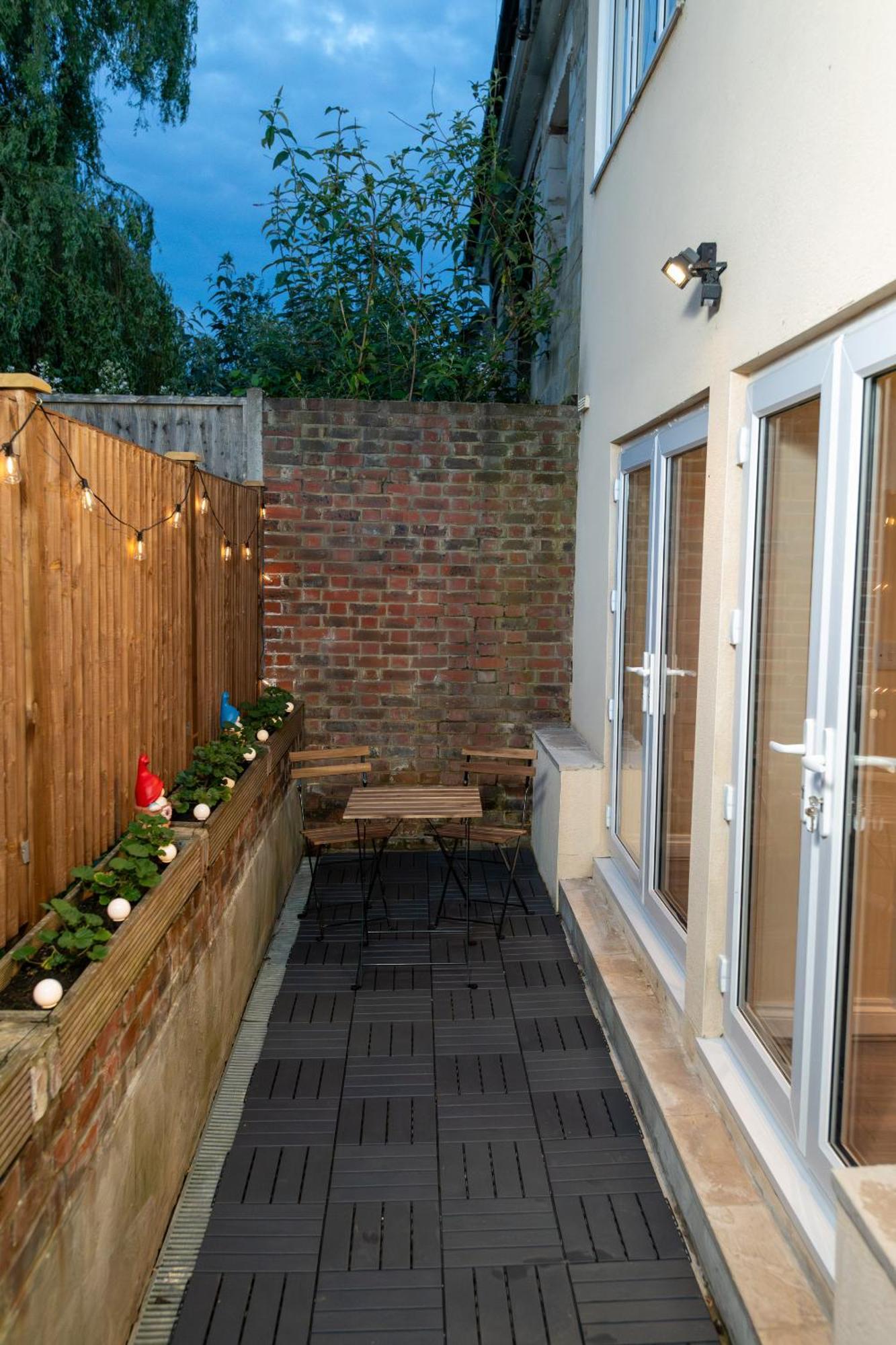 Cosy 1 Bedroom Basement With Private Patio Area