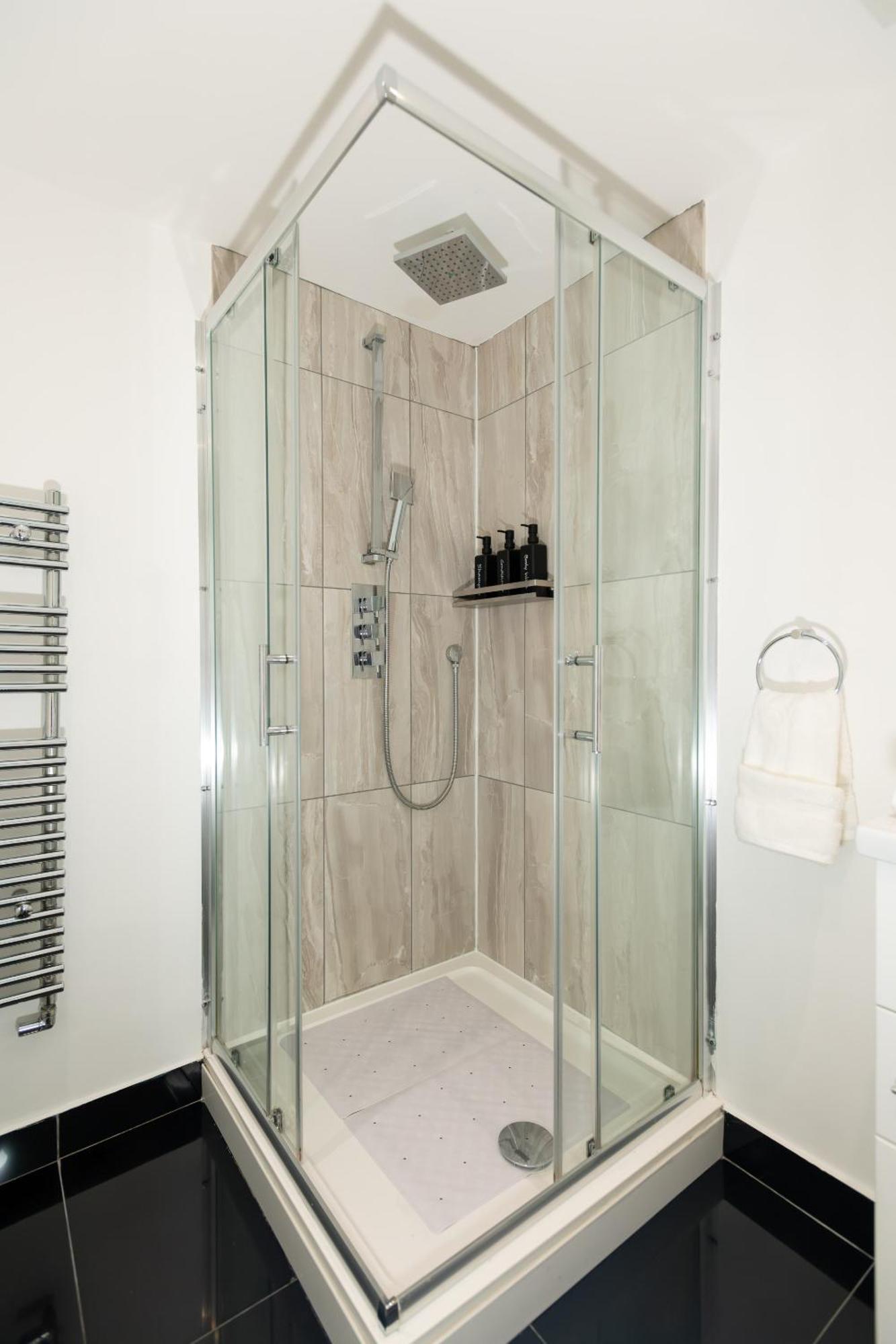 Cosy 1 Bedroom Basement With Private Patio Area