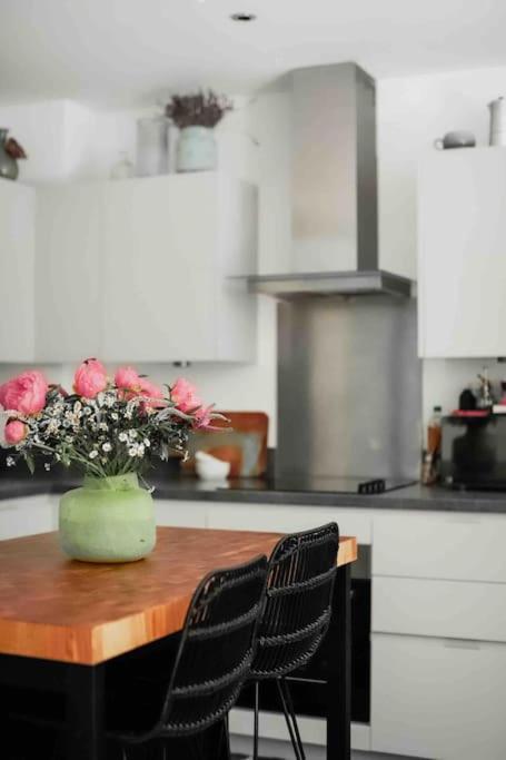 Beautiful, Quiet Flat With Patio Close To Metro *