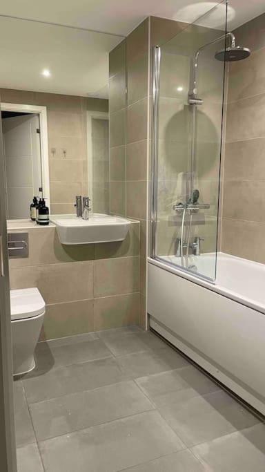 Beautiful, Quiet Flat With Patio Close To Metro *