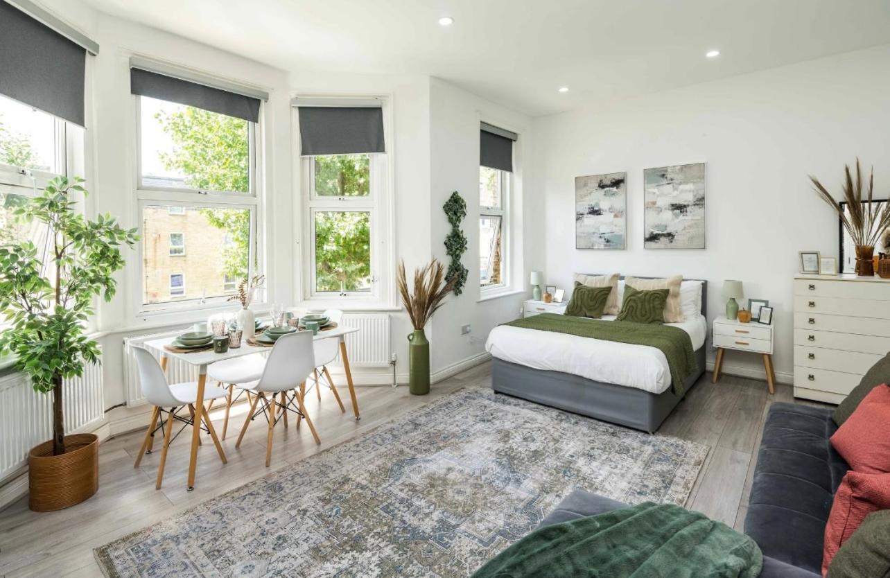 S5 Spacious-bright Studio-zone2-superkingbed Apartment London