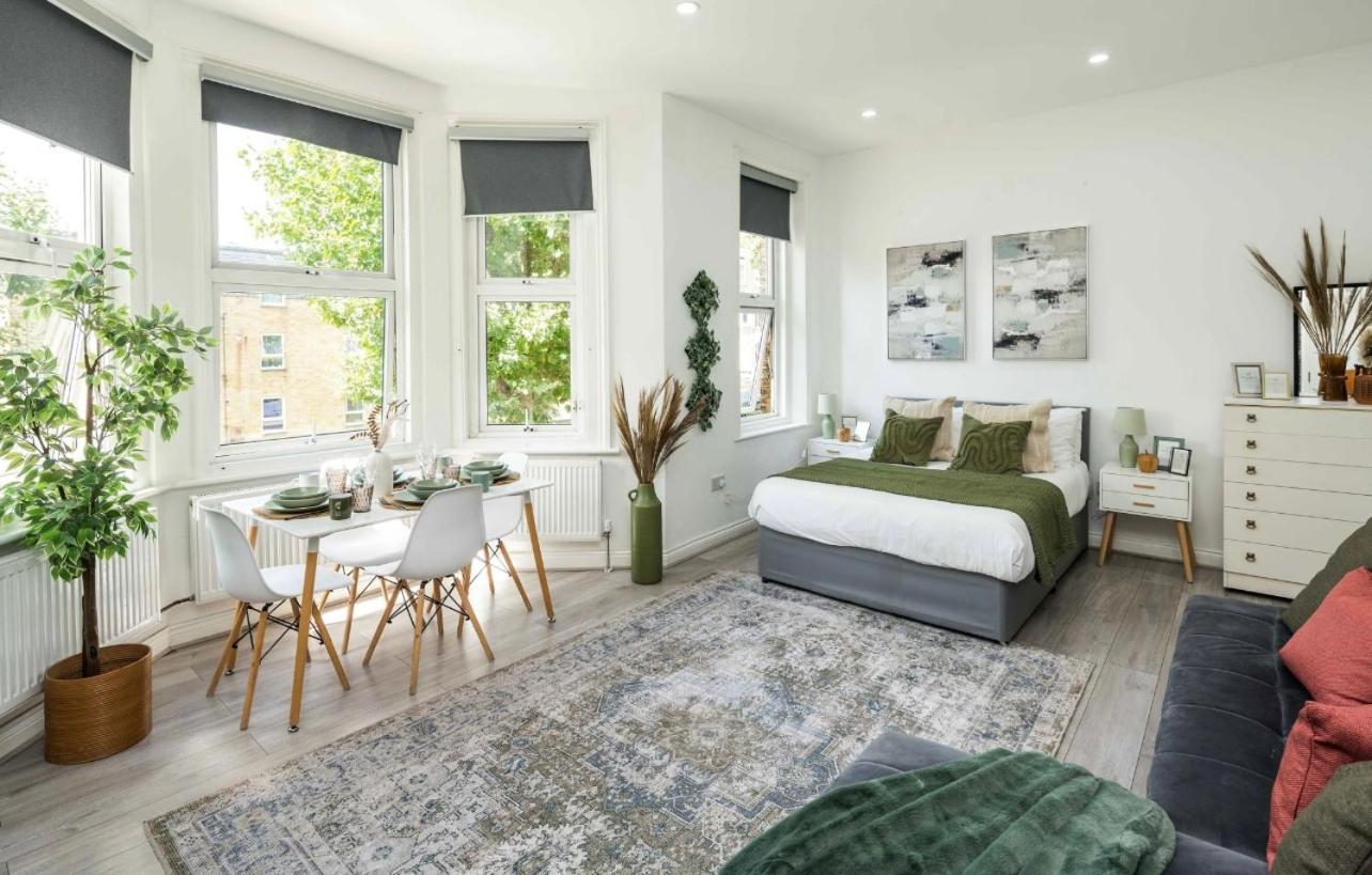 Apartment S5 Spacious-bright Studio-zone2-superkingbed London