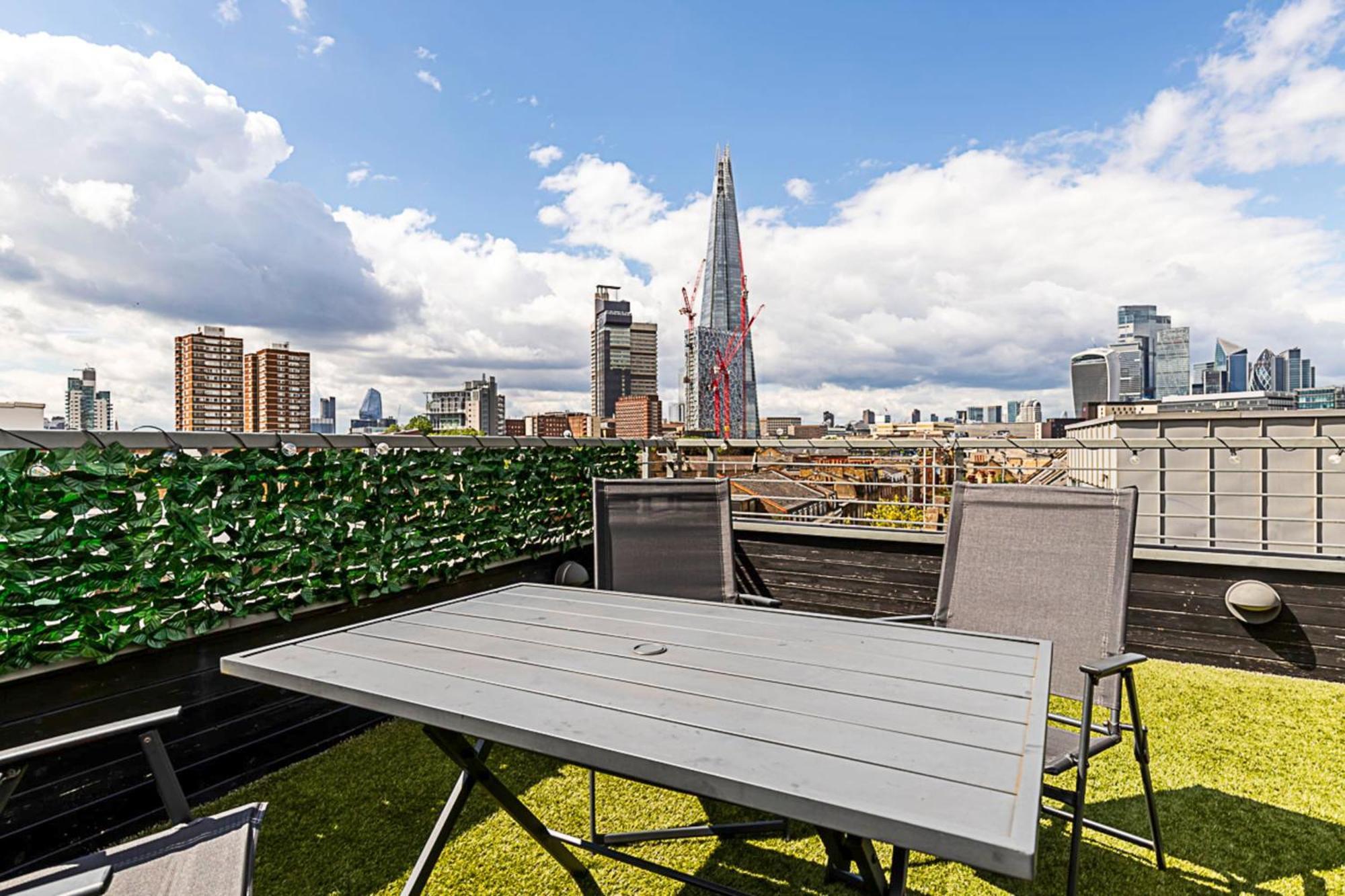 Appartement Modern Haven With Terrace View & Urban Charm *
