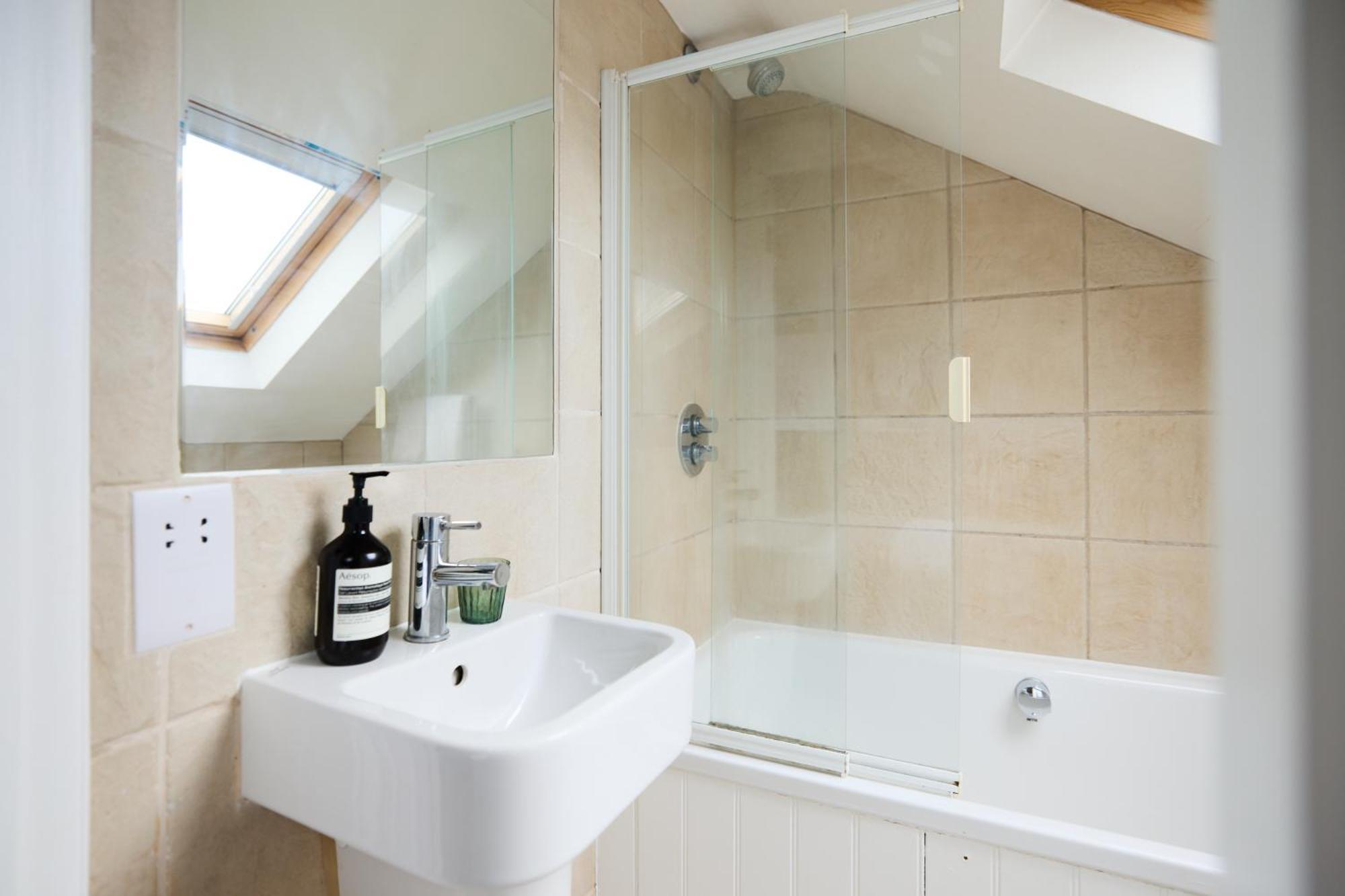 The Fulham Arms - Elegant 3bdr Flat With Terrace London