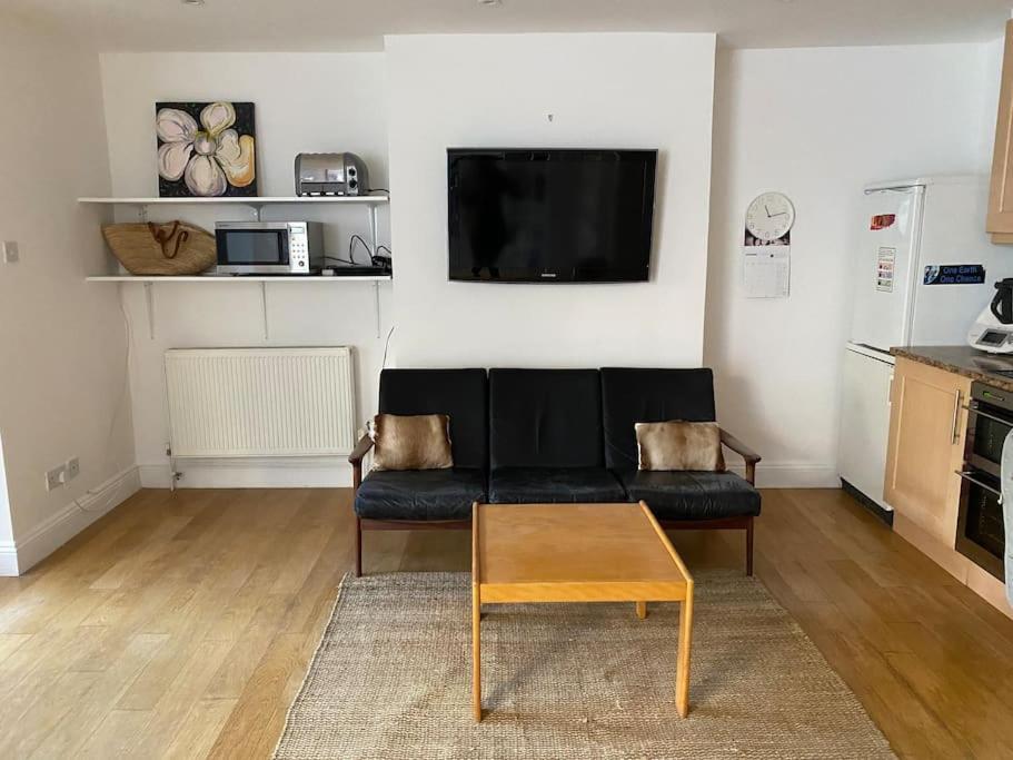 Spacious And Light West Basement Flat Appartement *