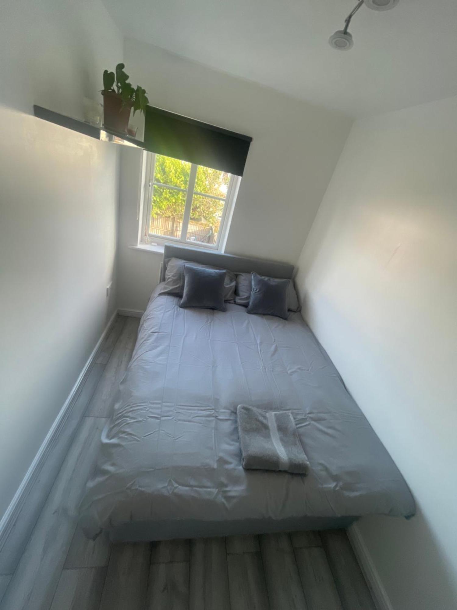 Casa de férias Spacious 3 Bedroom Home, With Private Driveway 5 Minutes From Excel Centre & Custom House Londres