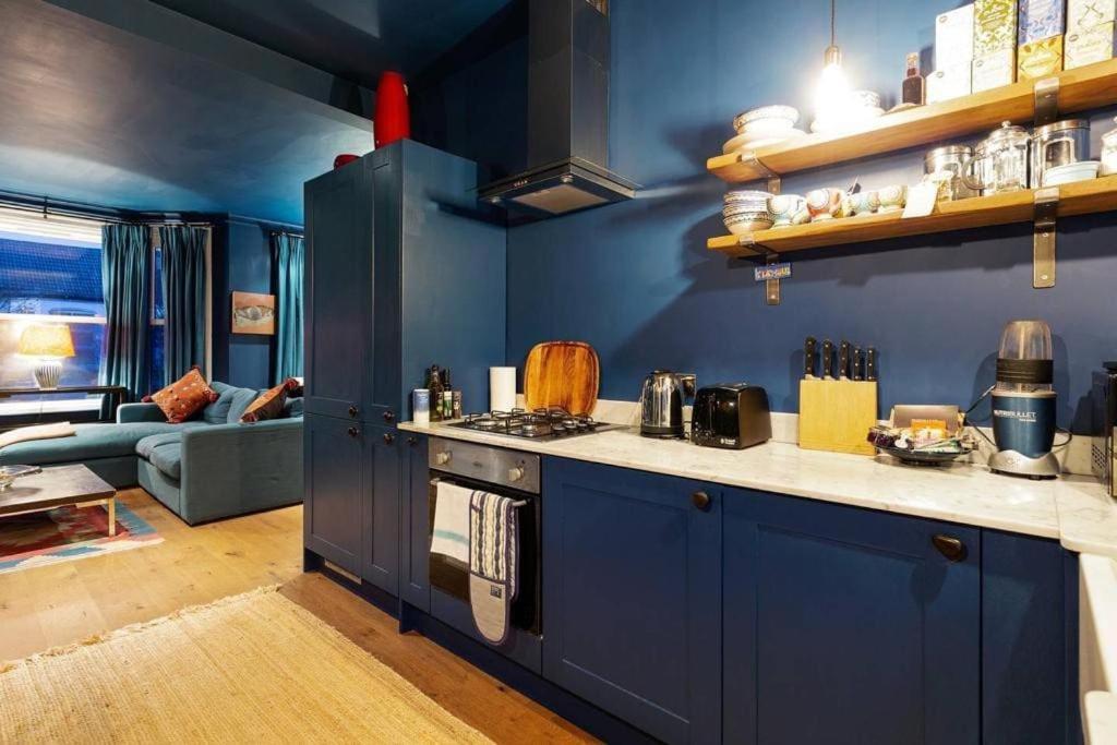 Bright, Colourful 2 Bed Home, 15 Mins From