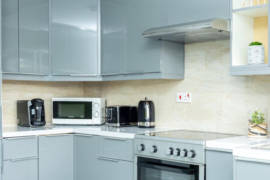 Spacious 4br With Large Balcony Appartement *