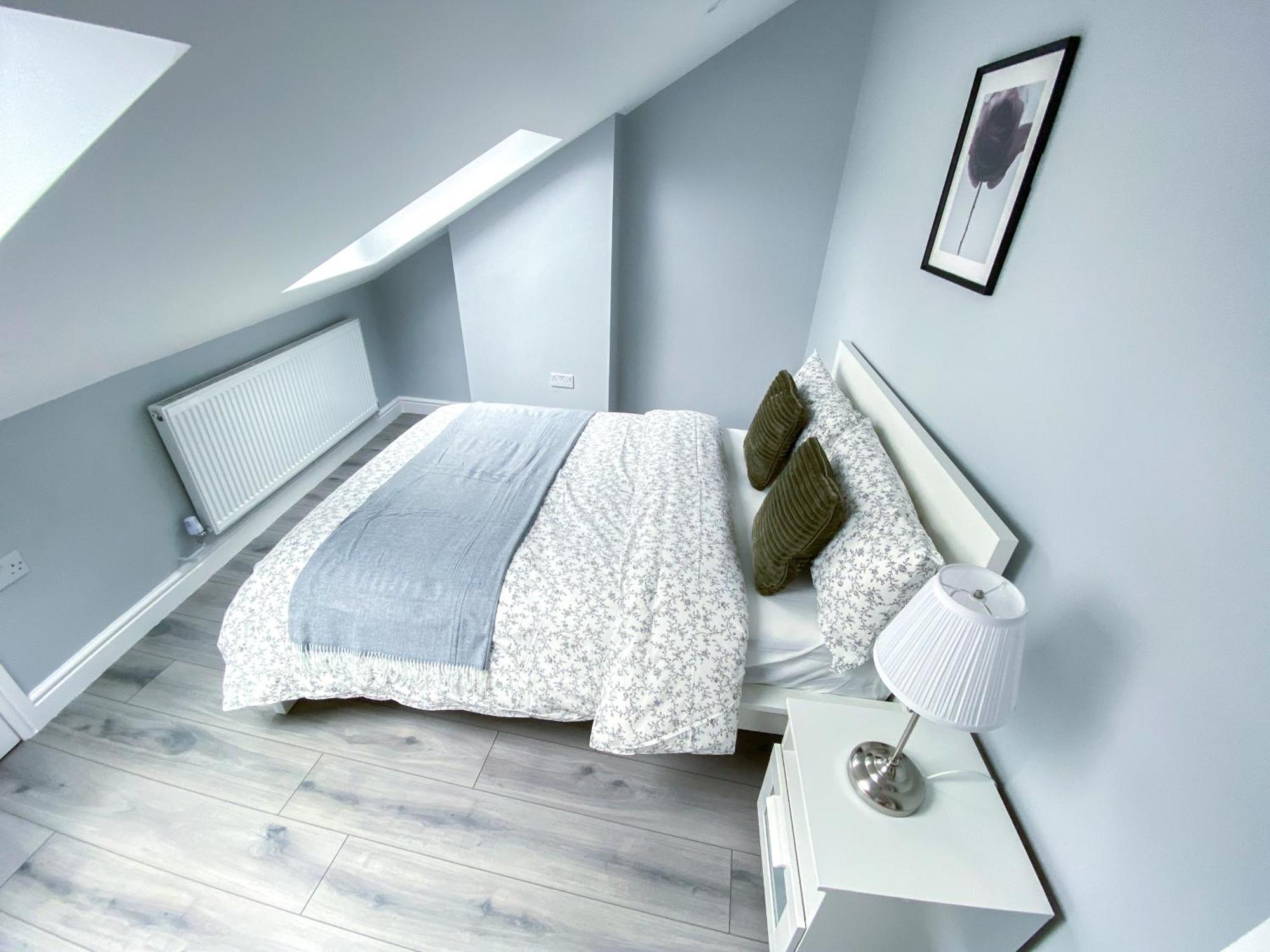 Large 1-bedroom Flat, 5 Guest, - F4 *