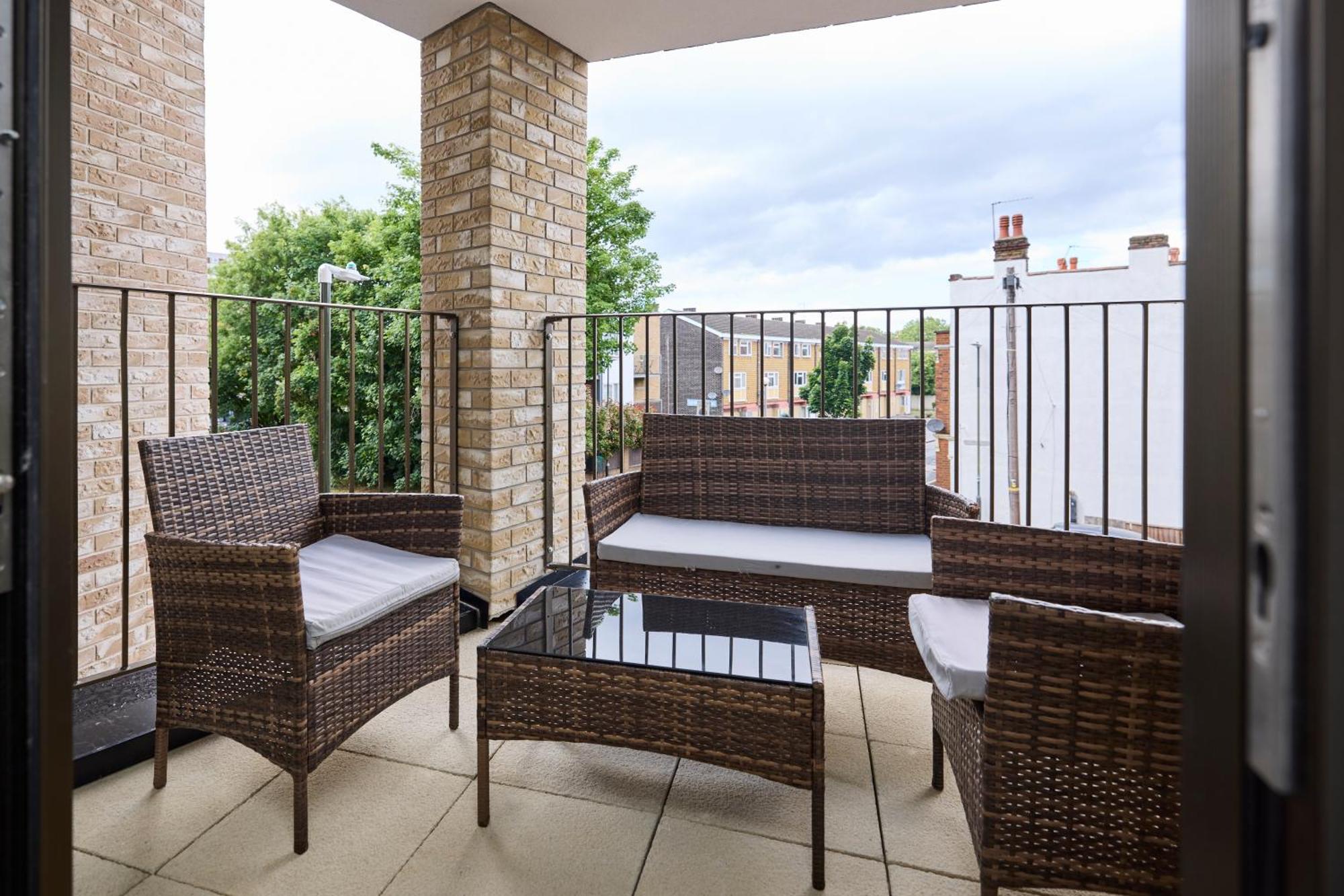 The South Wimbledon Escape - Lovely 3bdr With Balcony