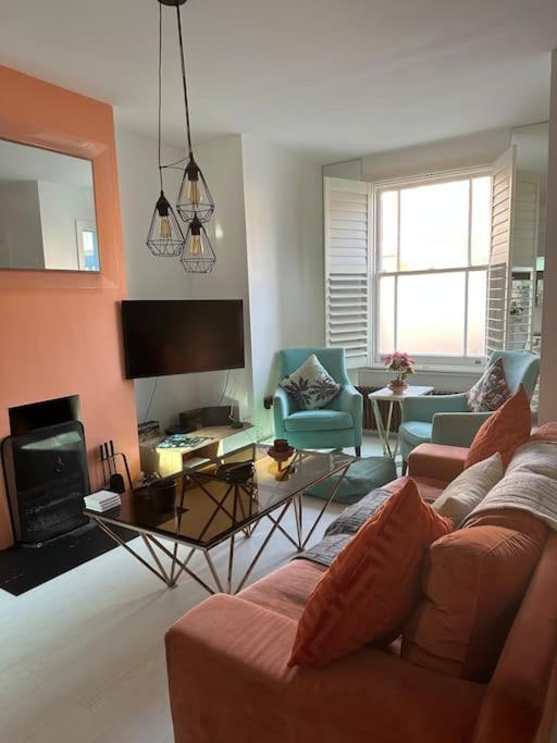 2 Bedroom House With Garden By Notting Hill Holiday home *