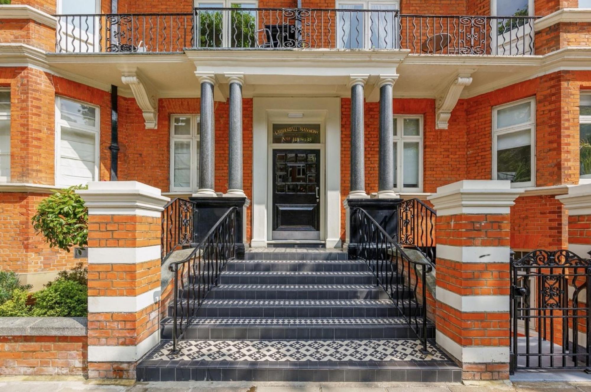 Hyde Park Mansion: Spacious 3-bedroom Balcony Retreat Apartamento
