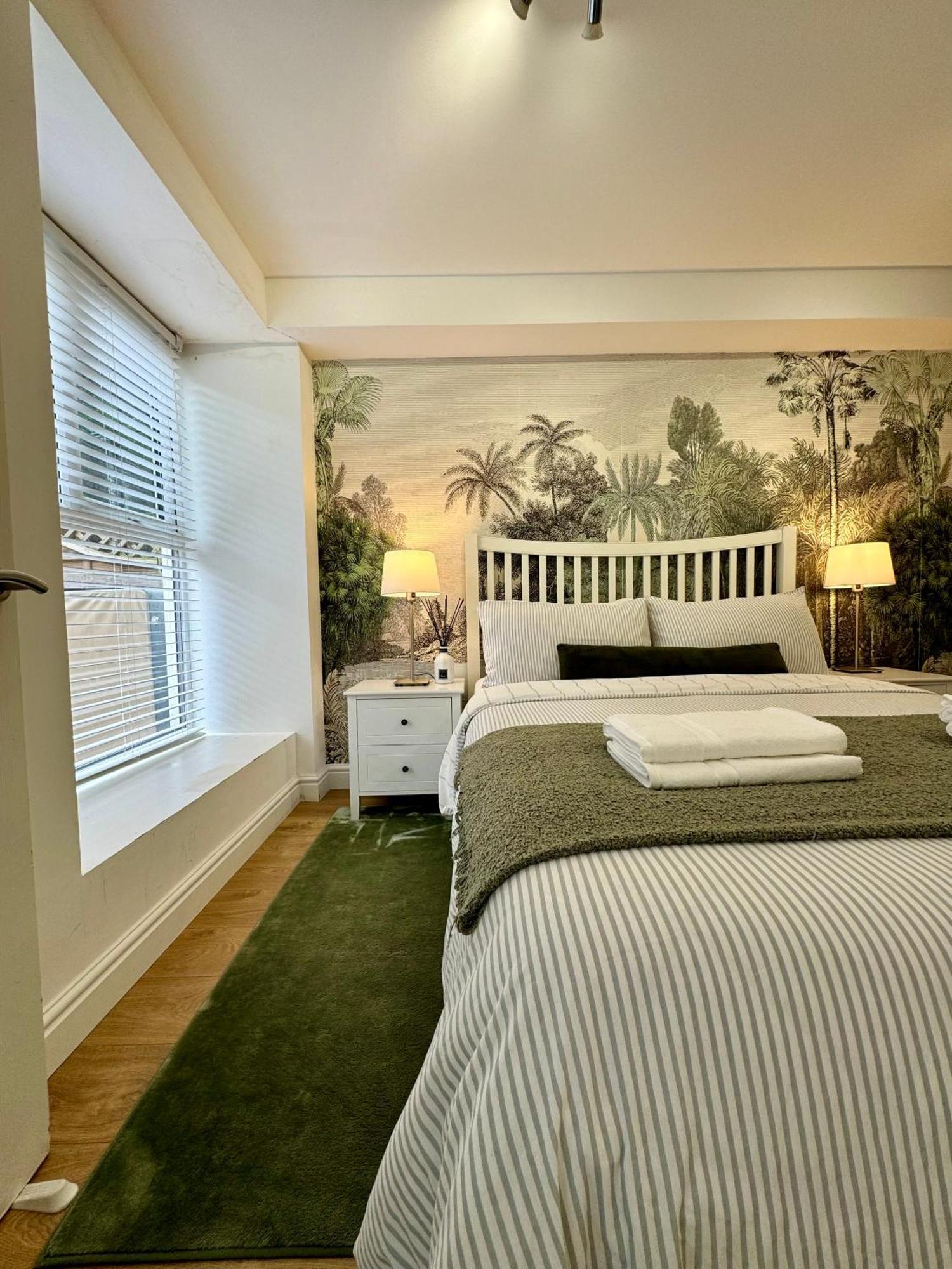 2br L 2ba With Patio-sleep 6 London
