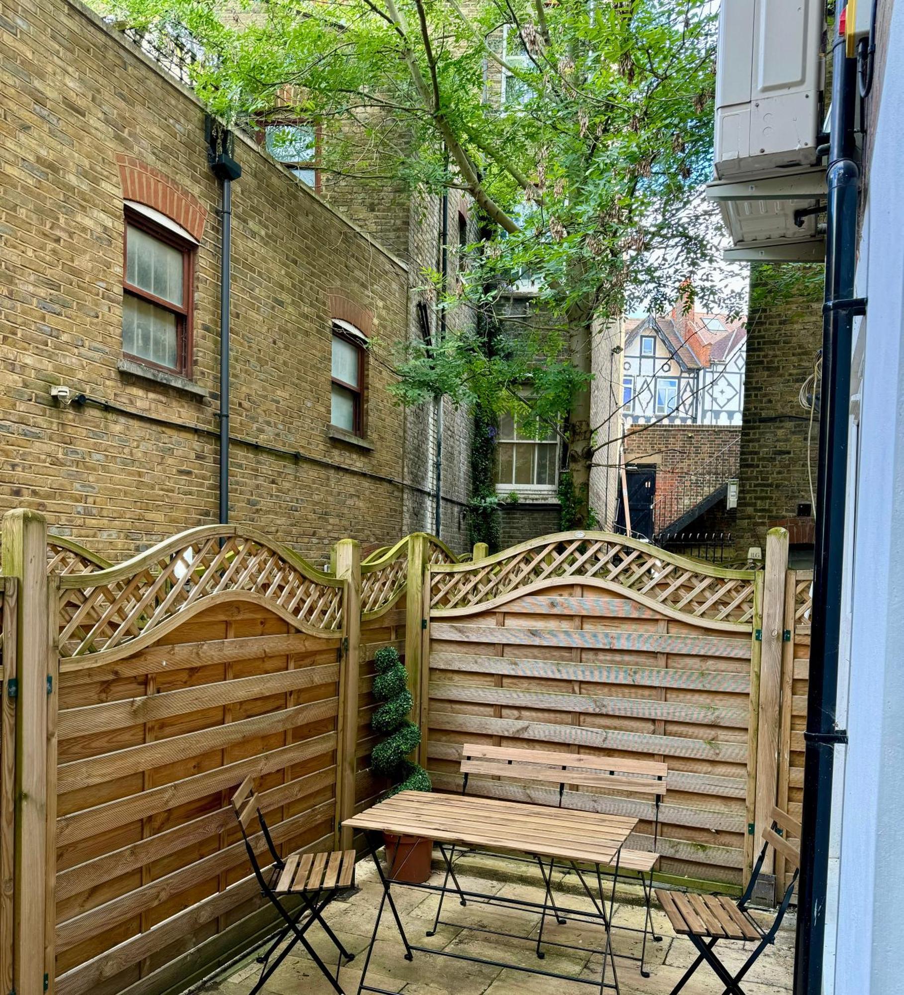 Apartment 2br L 2ba With Patio-sleep 6 London