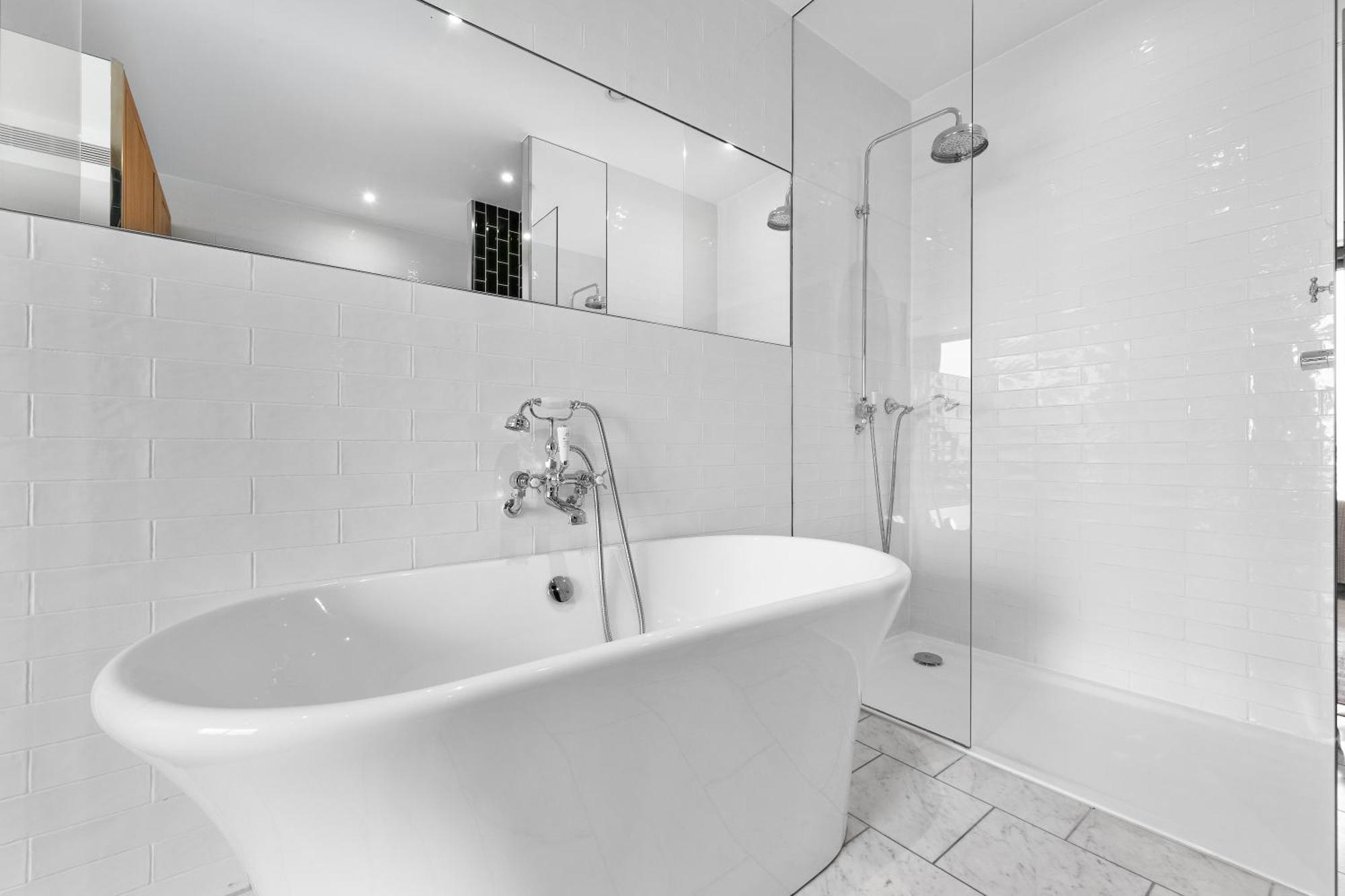 Spectacular Riverview Two Bedroom Luxury Designer Apartment-ac-parking-wifi-2 Bathrooms Londres