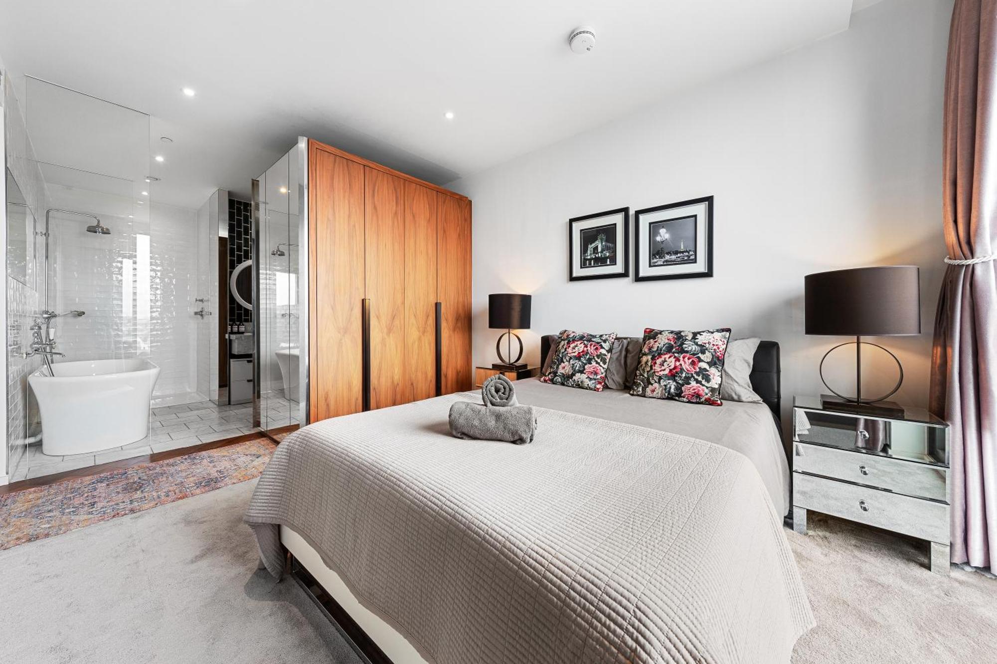 Spectacular Riverview Two Bedroom Luxury Designer Apartment-ac-parking-wifi-2 Bathrooms Londres