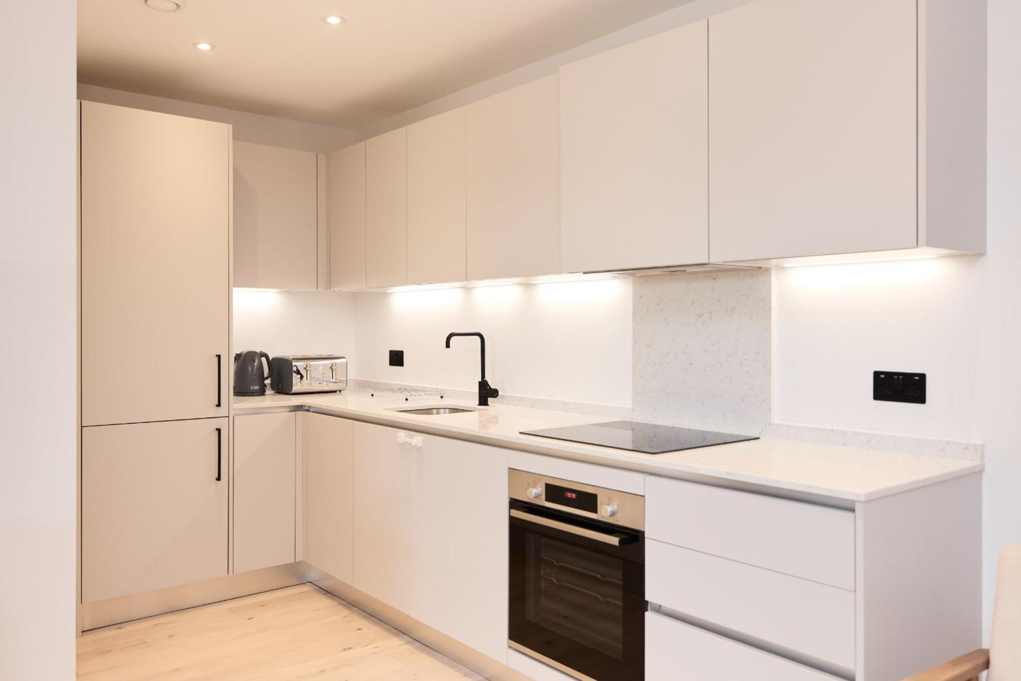 The South Wimbledon Escape - Lovely 3bdr With Balcony * London