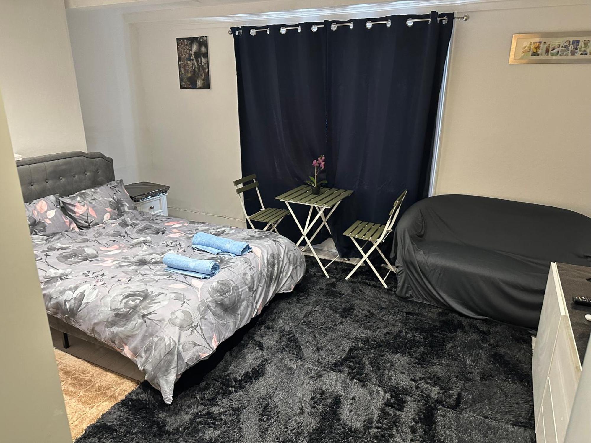 1 Bedroom 220 *