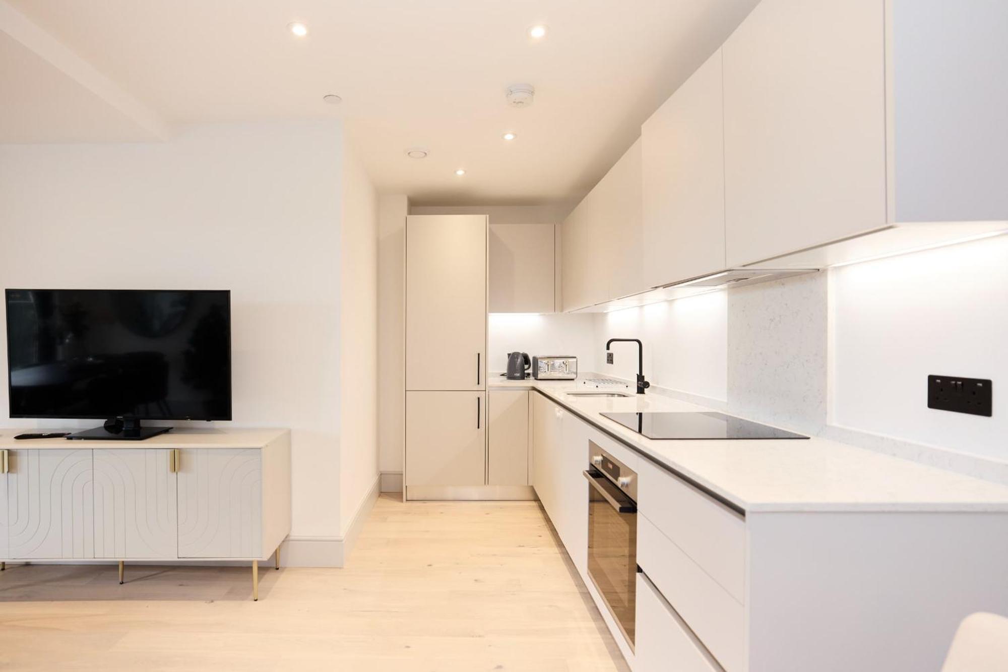 The South Wimbledon Escape - Lovely 3bdr With Balcony Apartment *